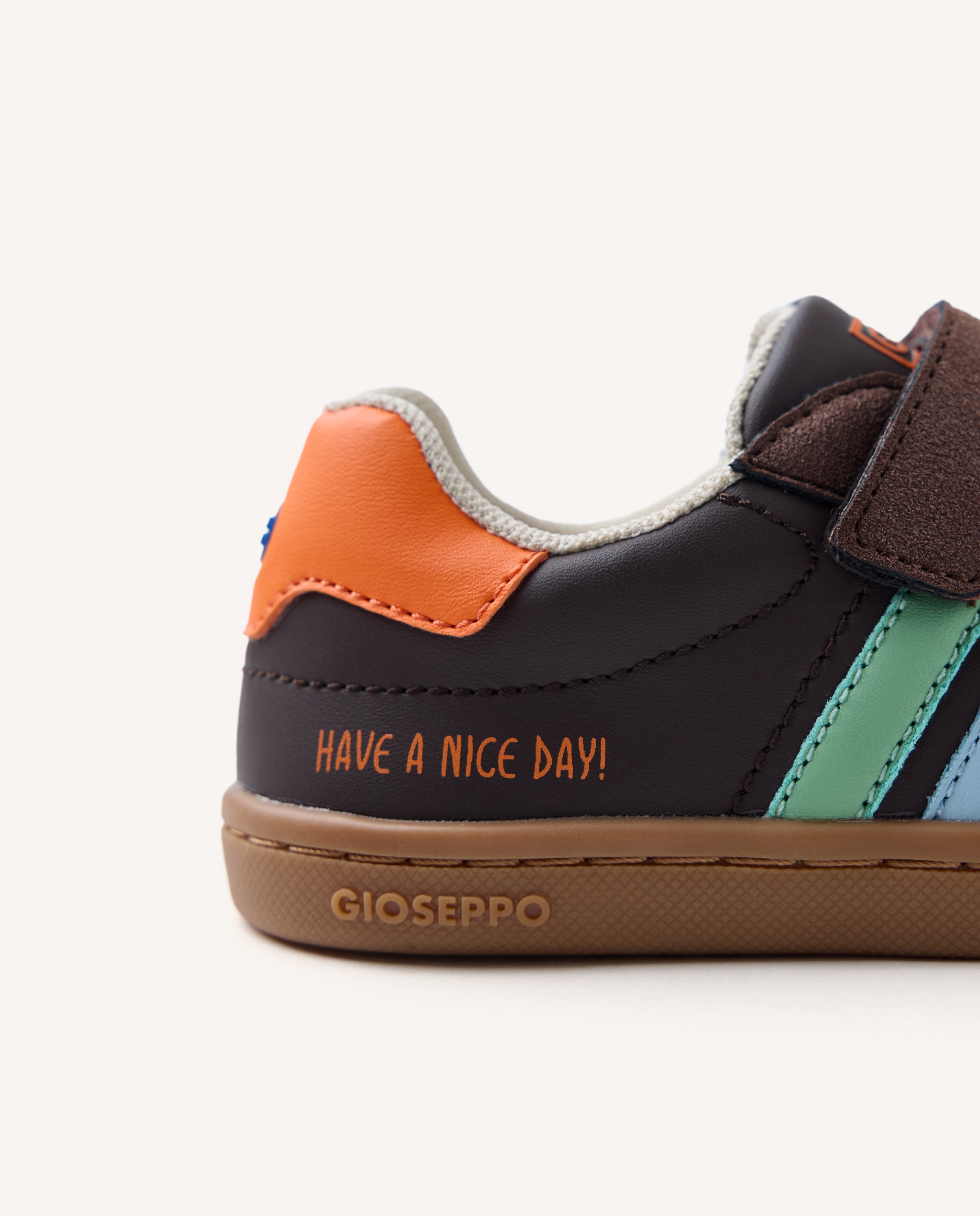 Zapatillas deportivas de bebé niño con contrastes de color y doble cierre barefoot - Gioseppo - Marrón Marrón-6