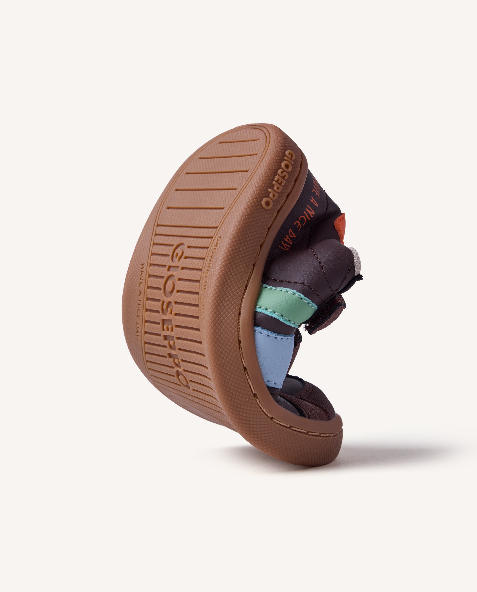 Zapatillas deportivas de bebé niño con contrastes de color y doble cierre barefoot - Gioseppo - Marrón Marrón-7