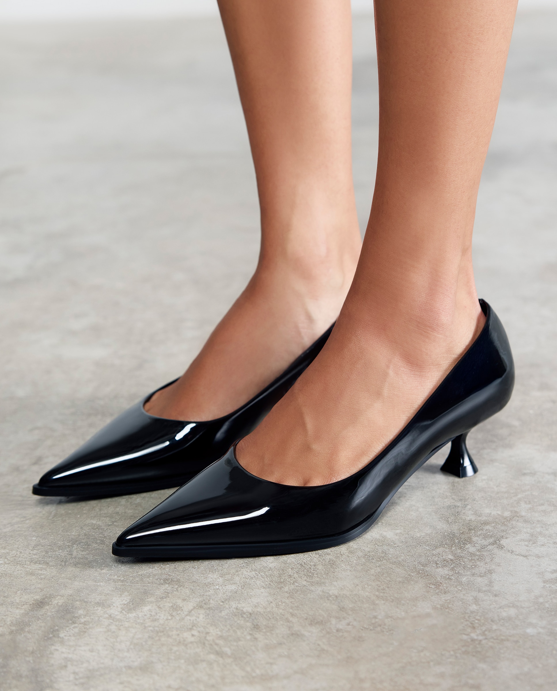 Zapatos de salón de mujer con acabado en efecto charol, punta afilada y tacón tipo carrete - Negro Negro-2