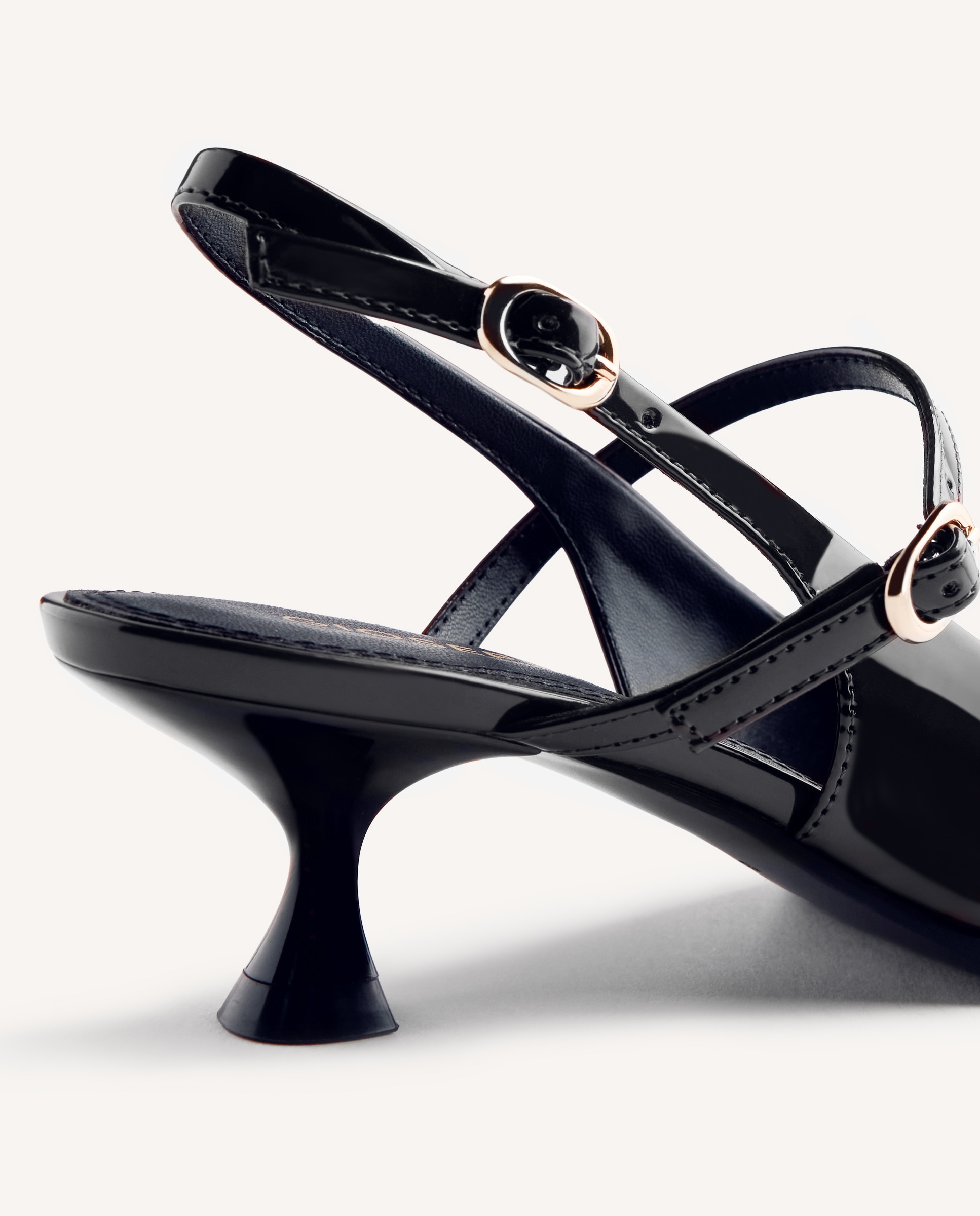 Imagen 6 de Zapatos de salón de mujer destalonados con acabado en efecto charol y detalle de hebillas - Negro Negro