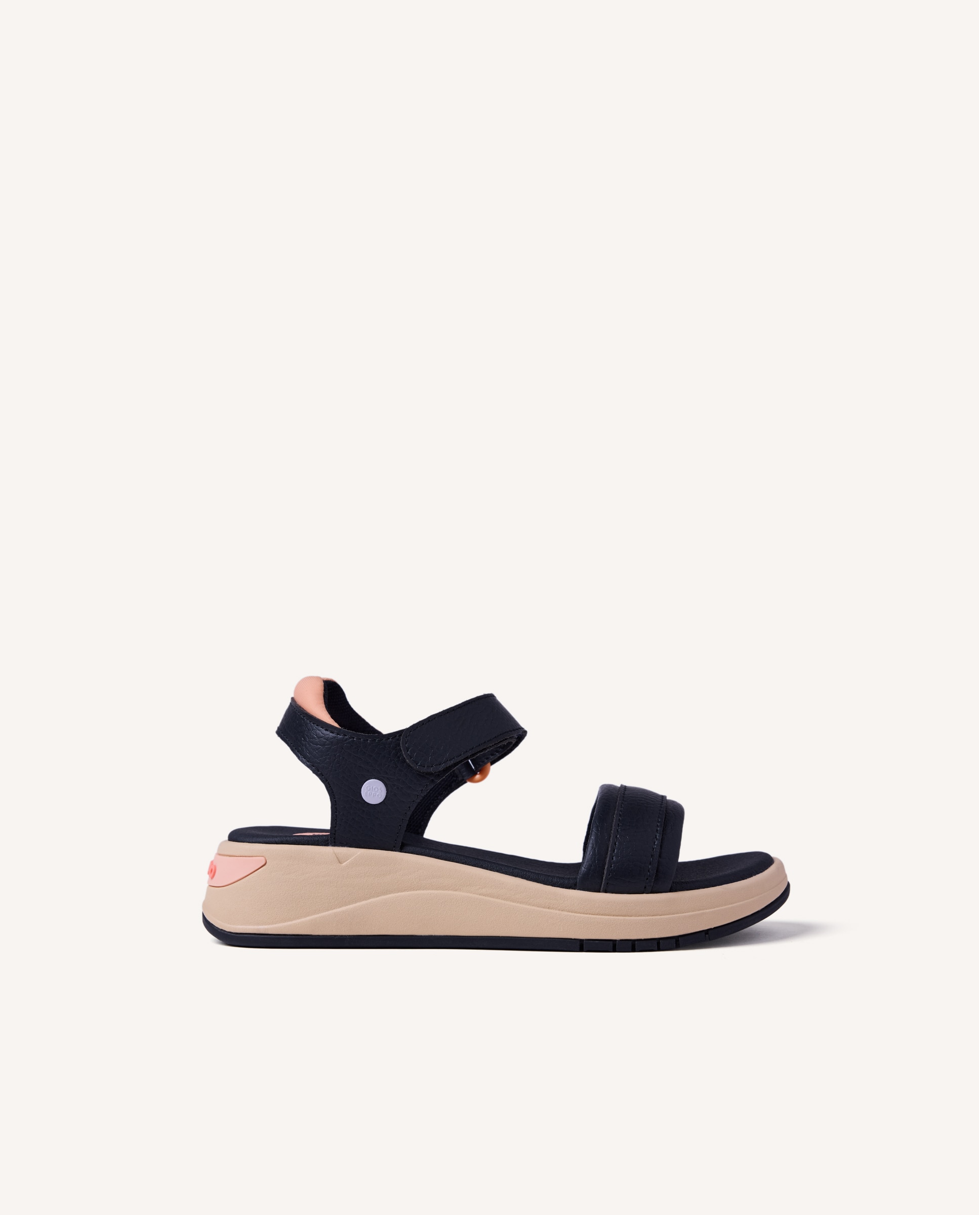 Imagen 0 de Sandalias abiertas de niña estilo deportivo con acabado metalizado Negro