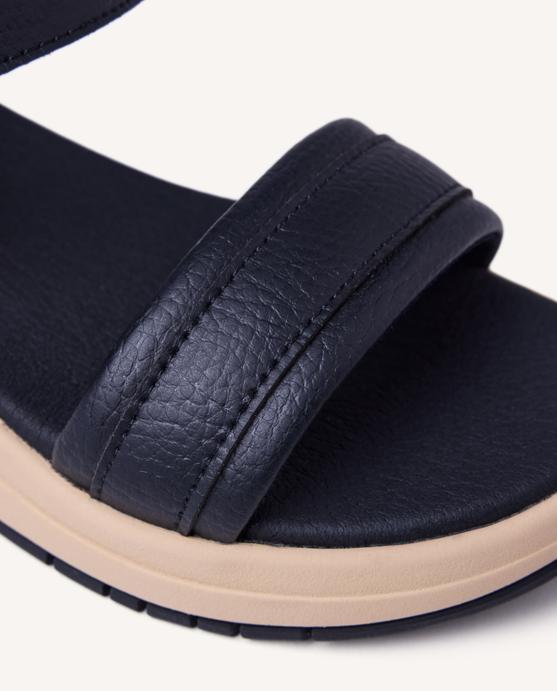 Sandalias abiertas de niña estilo deportivo con acabado metalizado - Gioseppo - Negro Negro-4