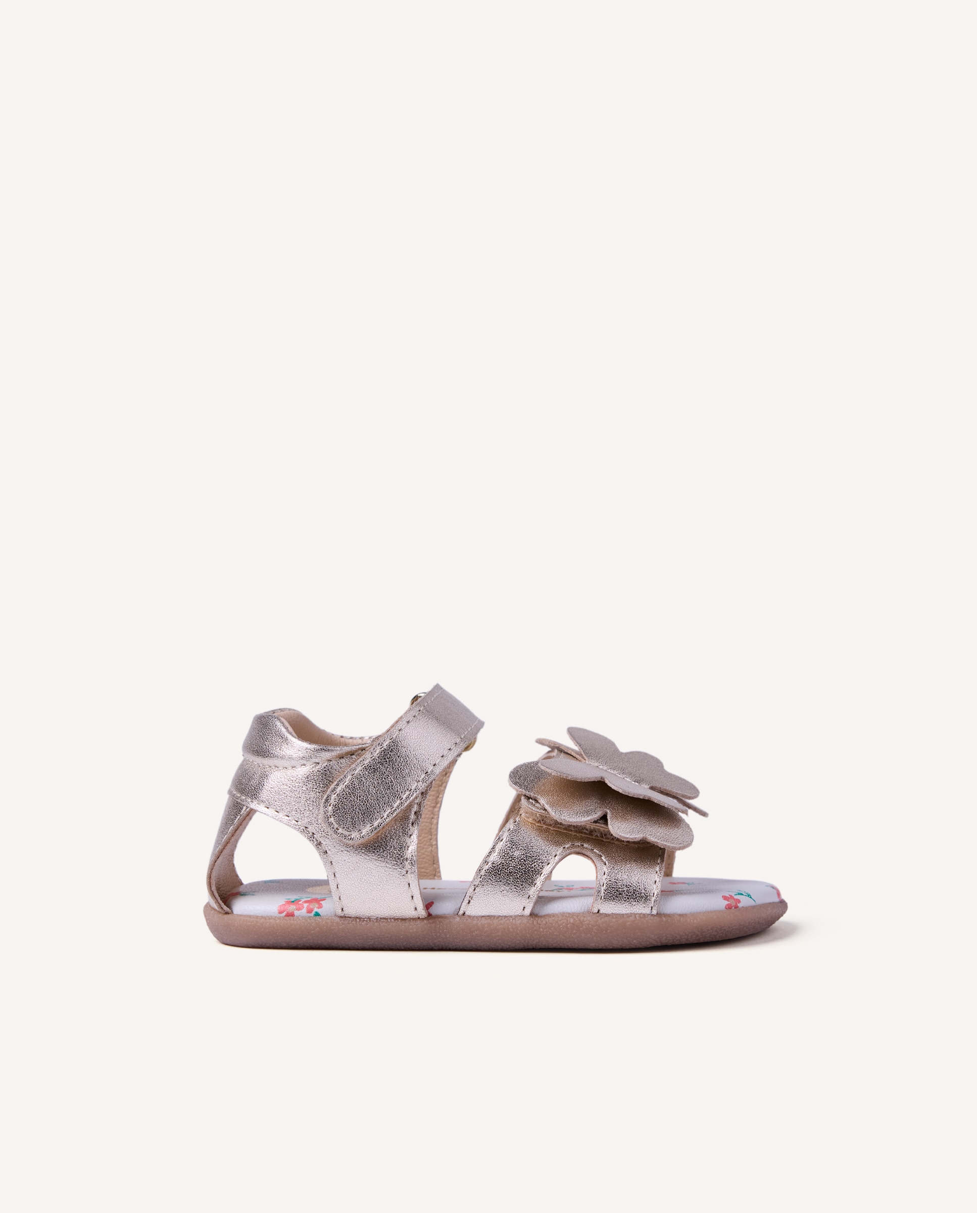 Imagen 0 de Sandalias abiertas de niña barefoot de piel con detalle de mariposa Oro
