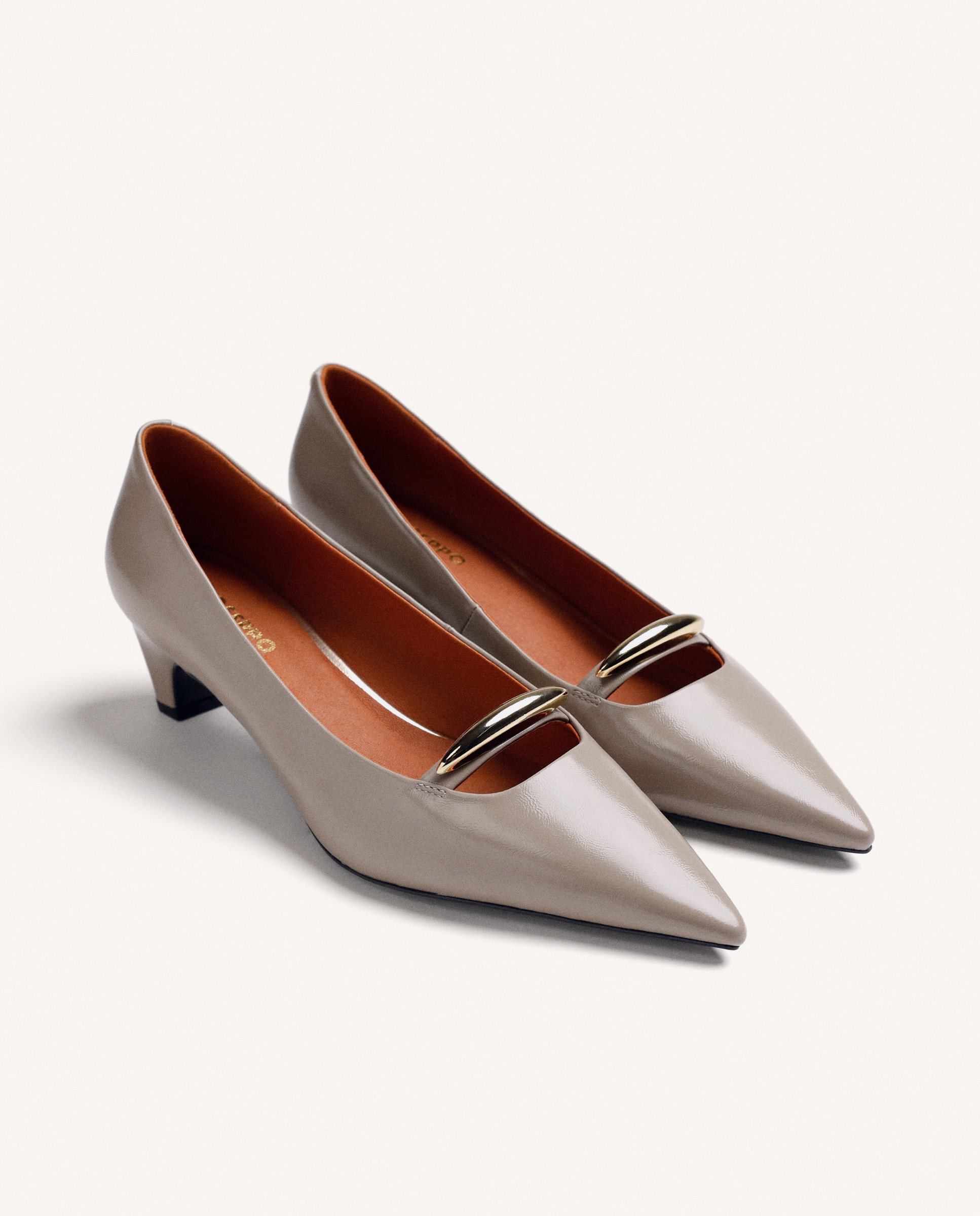 Zapatos de salón de mujer con acabado efecto charol y detalle metálico - Gioseppo - Topo Topo-3