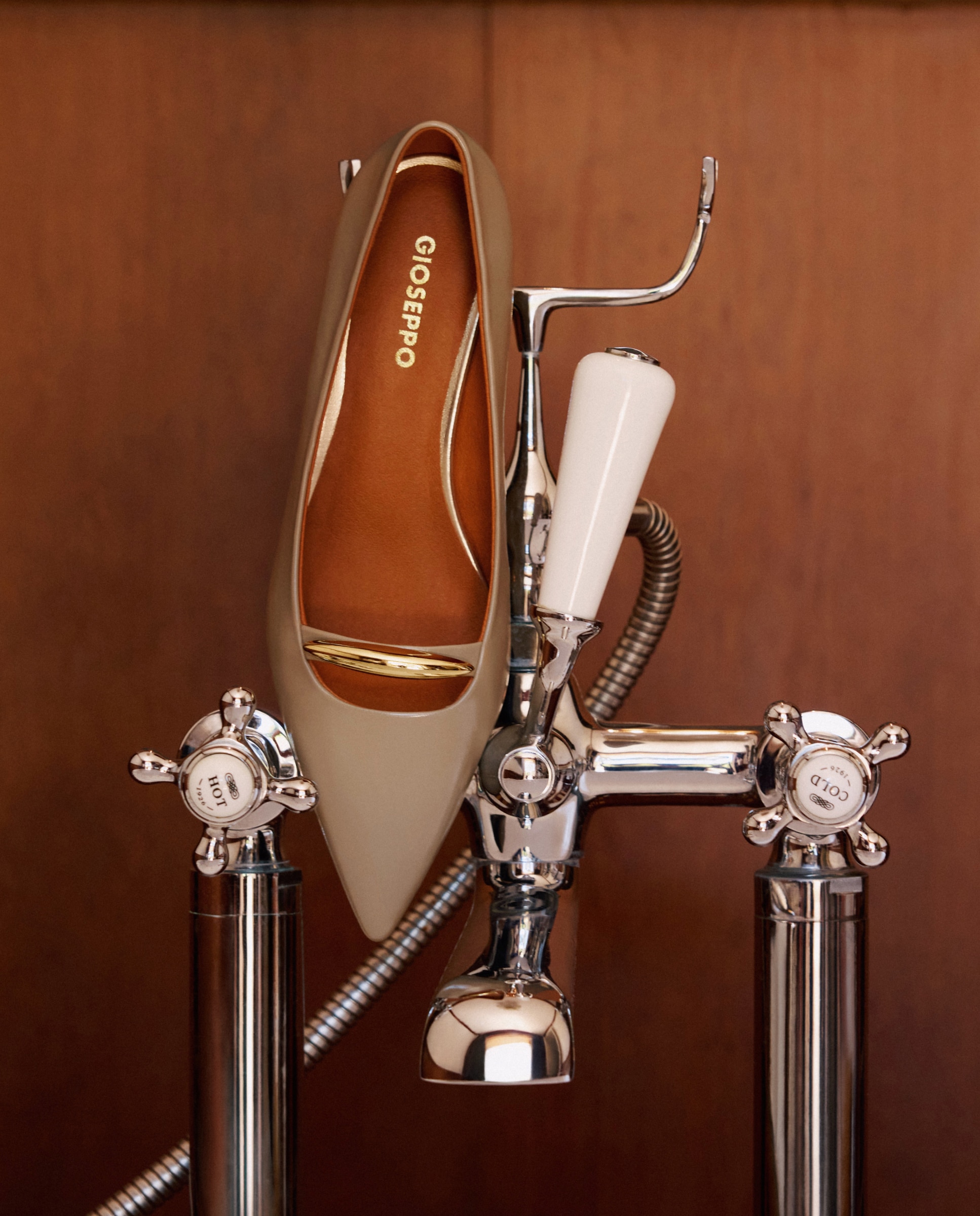 Zapatos de salón de mujer con acabado efecto charol y detalle metálico - Gioseppo - Topo Topo-5