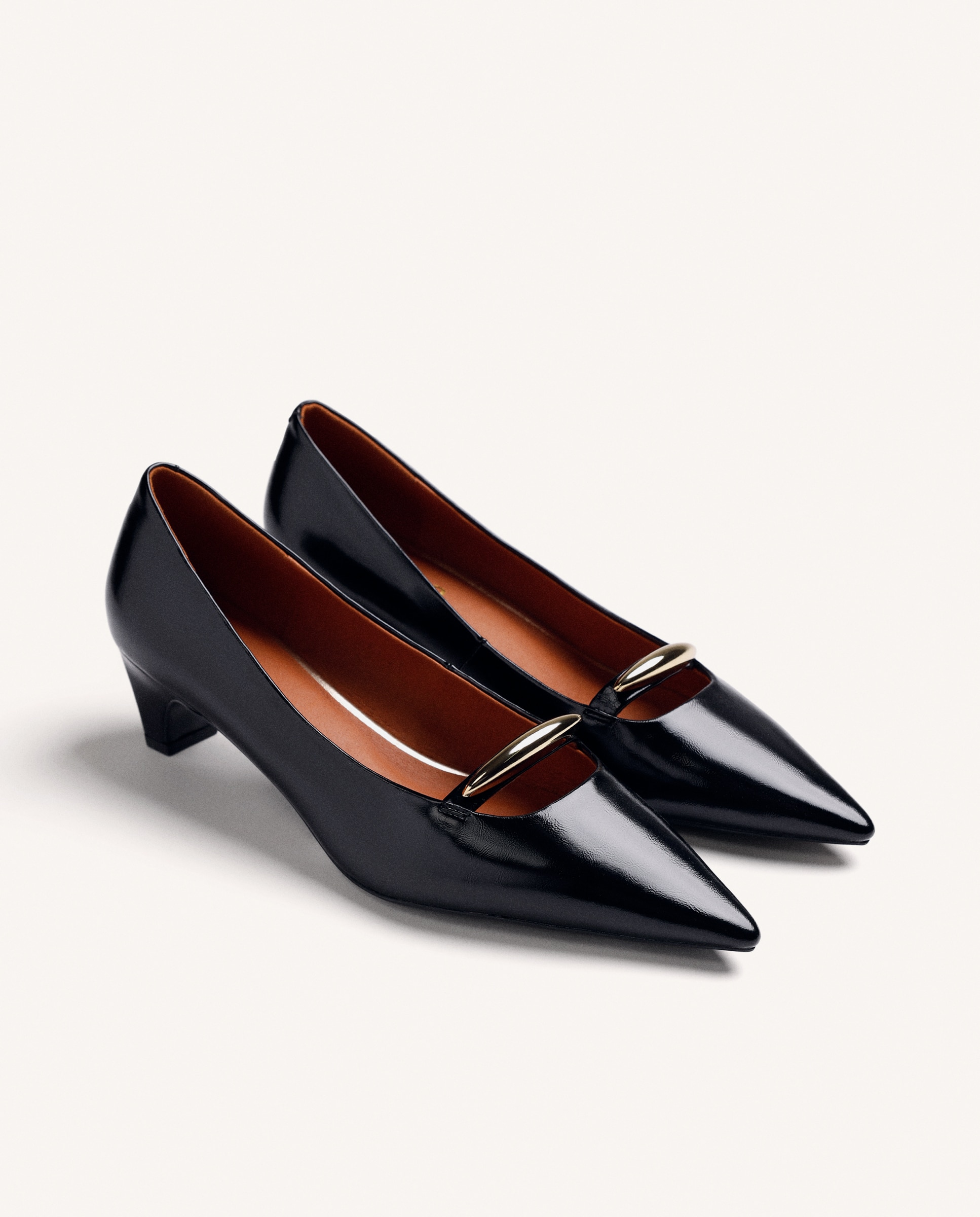 Zapatos de salón de mujer con acabado efecto charol y detalle metálico - Gioseppo - Negro Negro-3