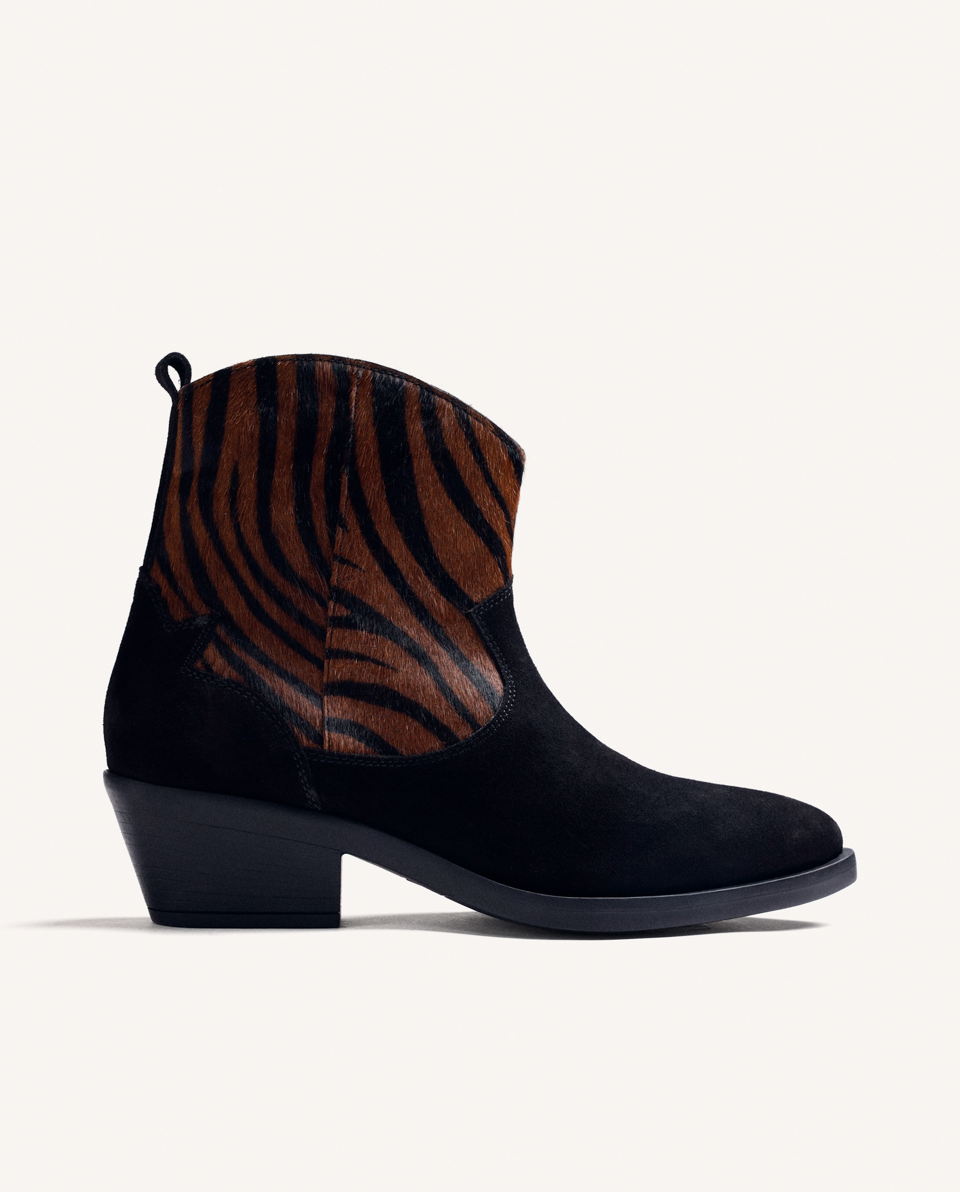 Imagen 0 de Botines básicos de mujer de piel serraje con punta ovalada y tacón cubano Estampado
