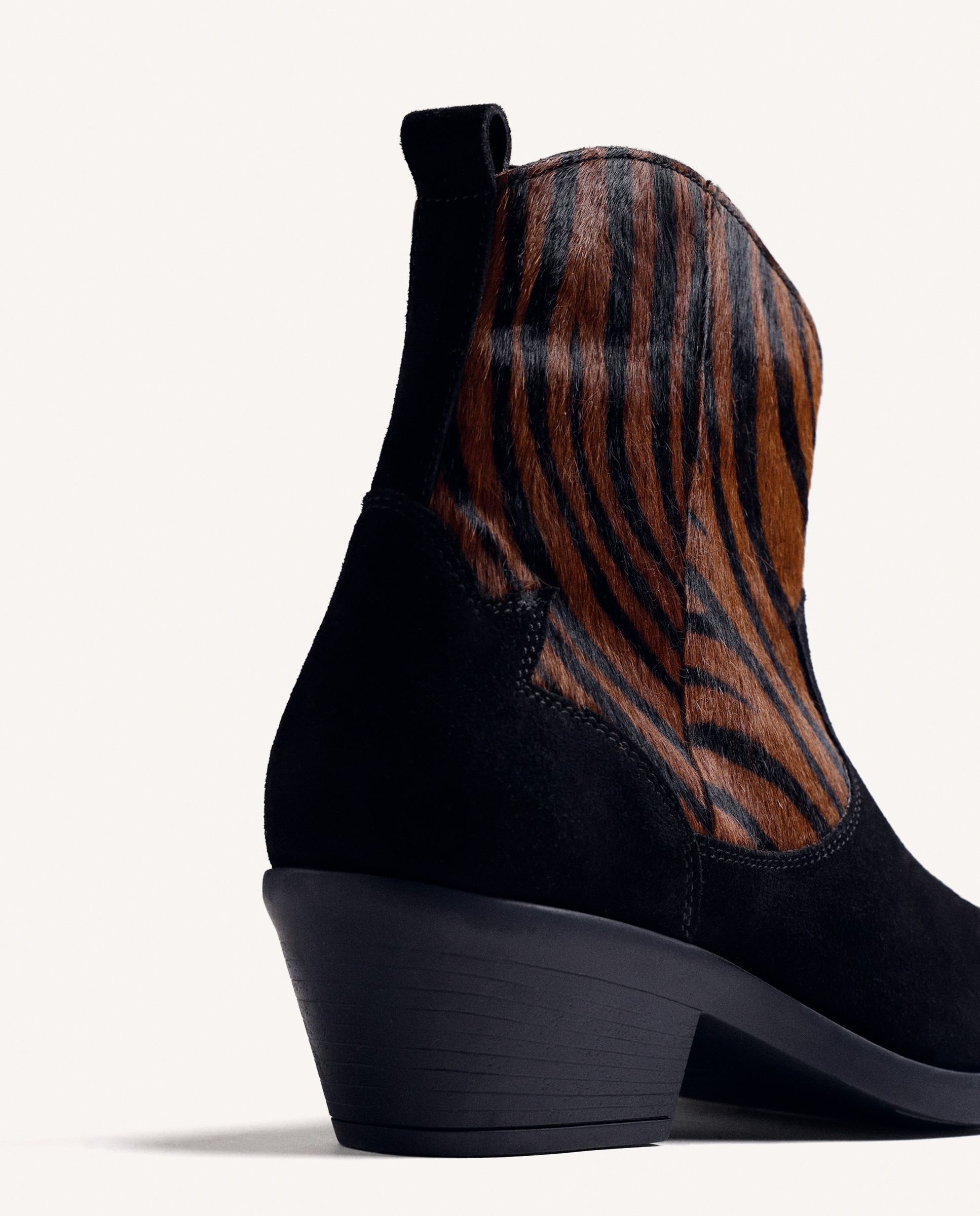 Botines básicos de mujer de piel serraje con punta ovalada y tacón cubano - Gioseppo - Estampado Estampado-2