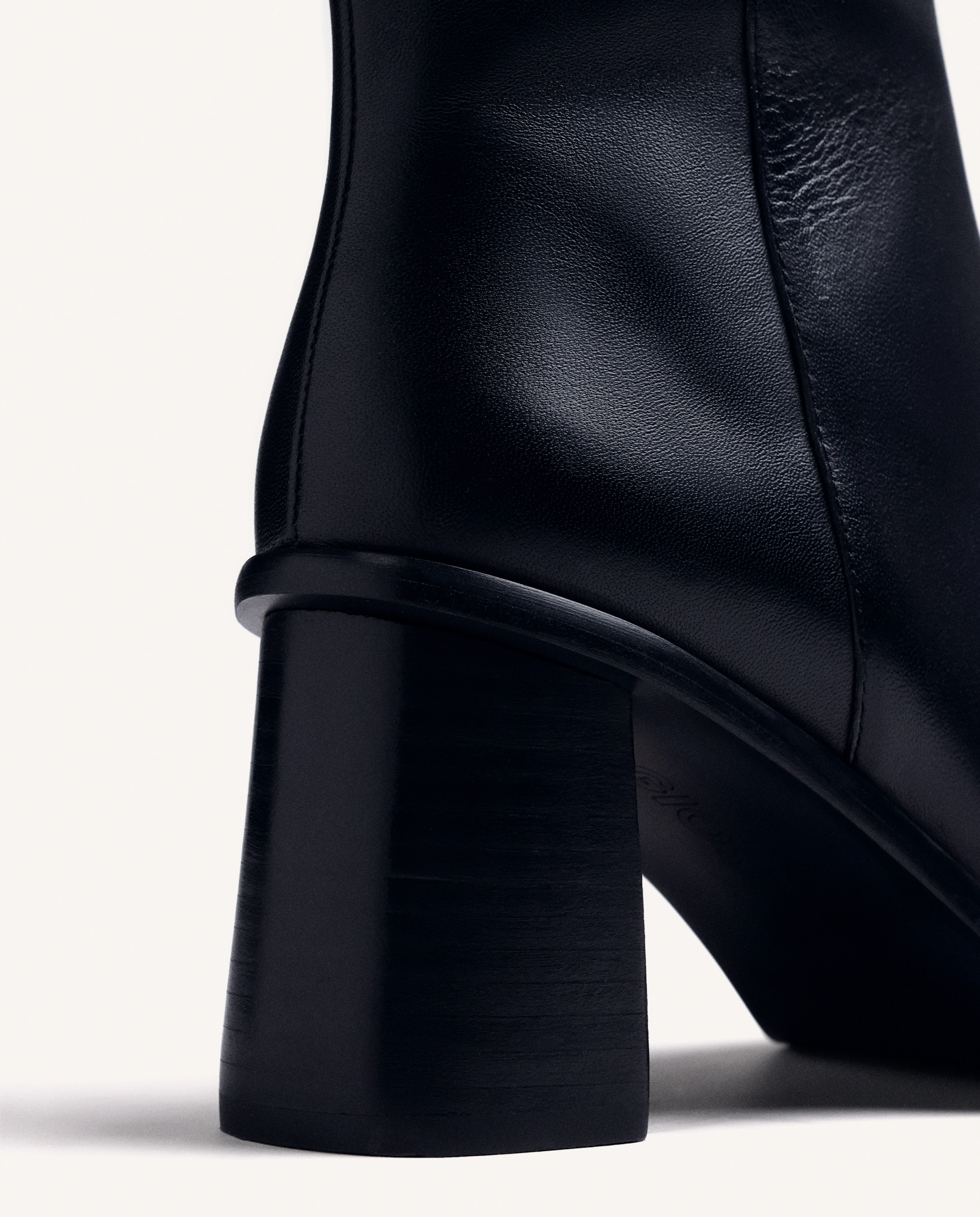 Botines básicos de mujer de piel con detalle de tachas - Gioseppo - Negro Negro-4
