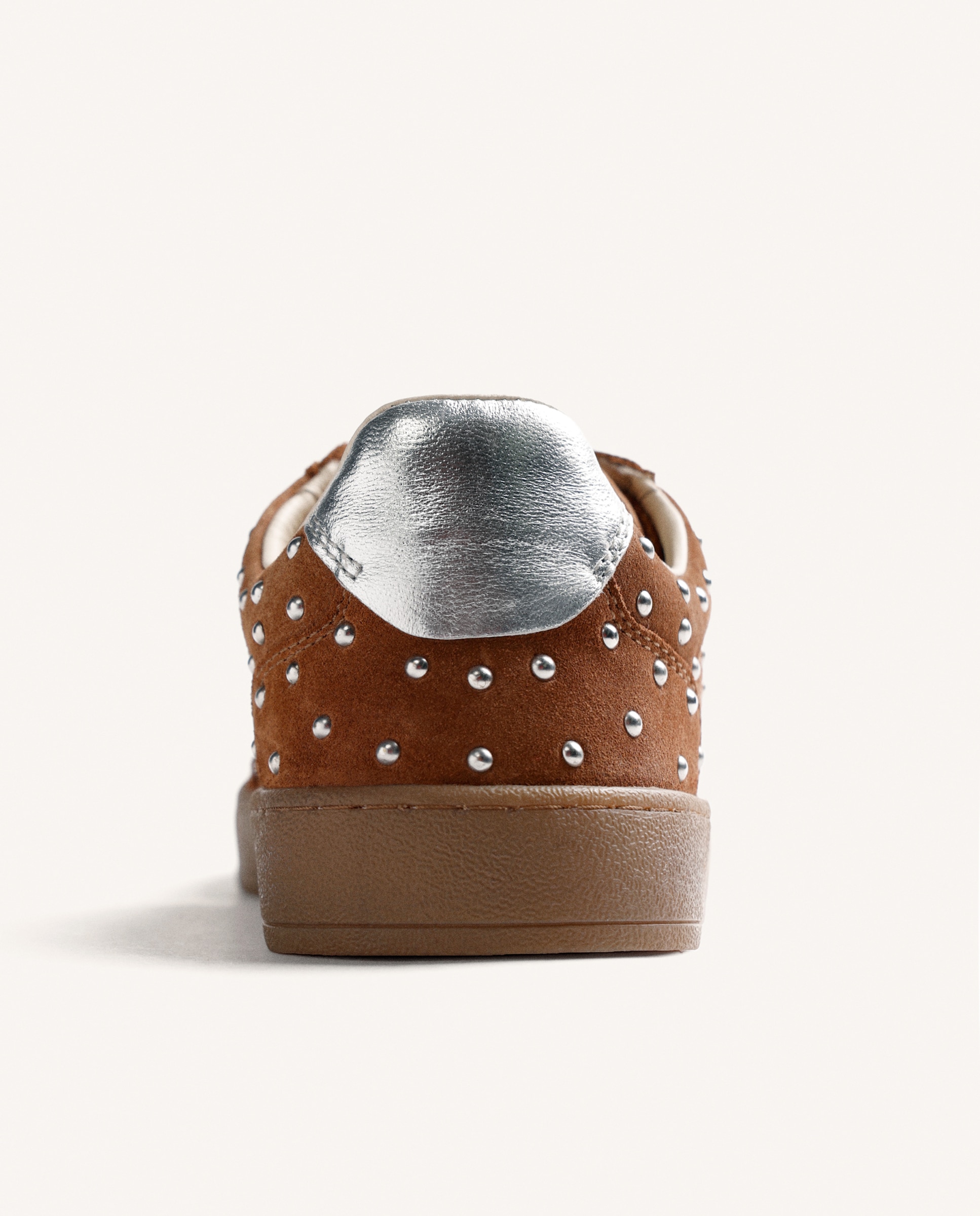 Zapatillas deportivas de mujer de piel serraje con con set de tachas y acentos metalizados - Gioseppo - Cuero Cuero-4