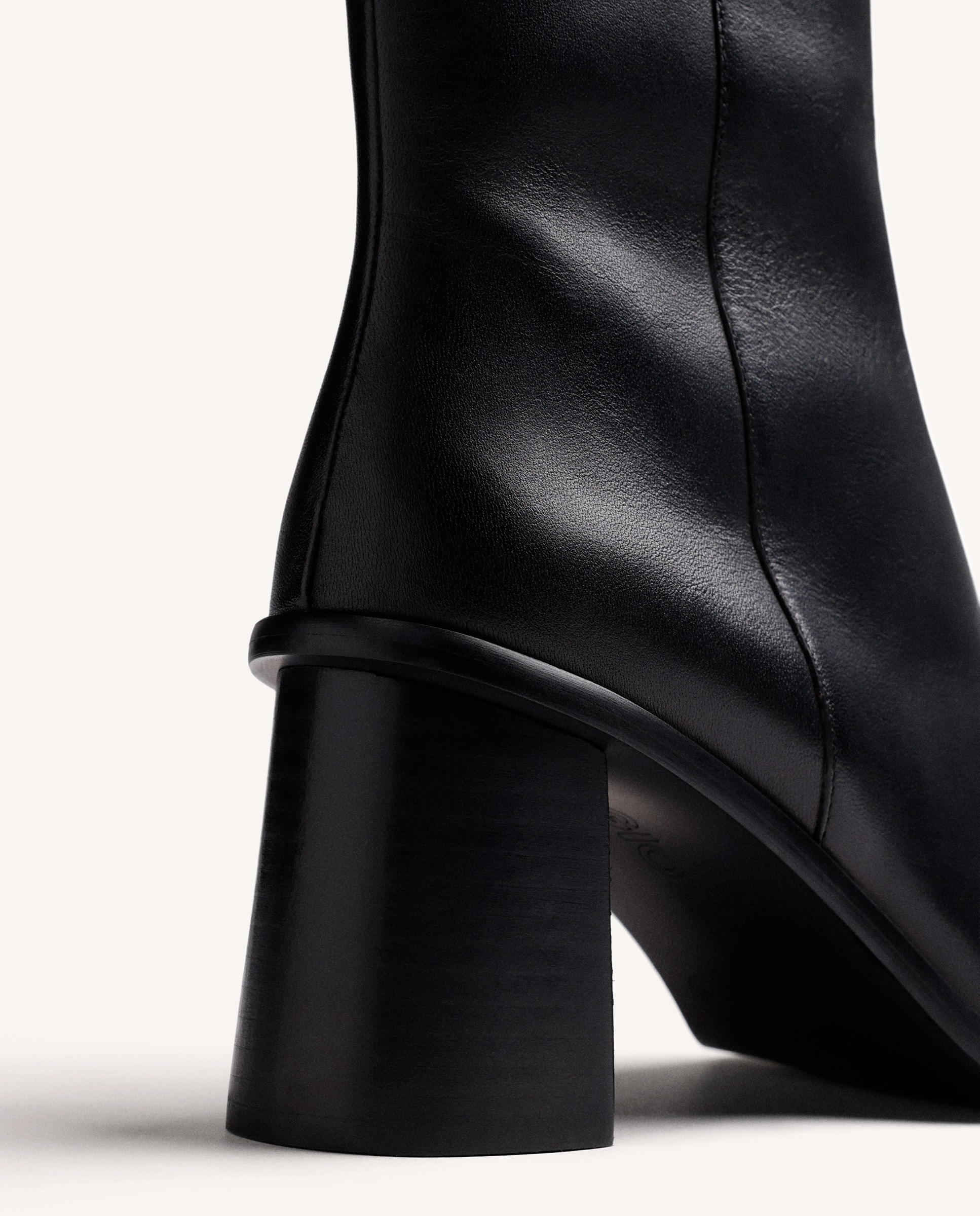 Botines básicos de mujer de piel con pieza acharolada - Gioseppo - Negro Negro-4