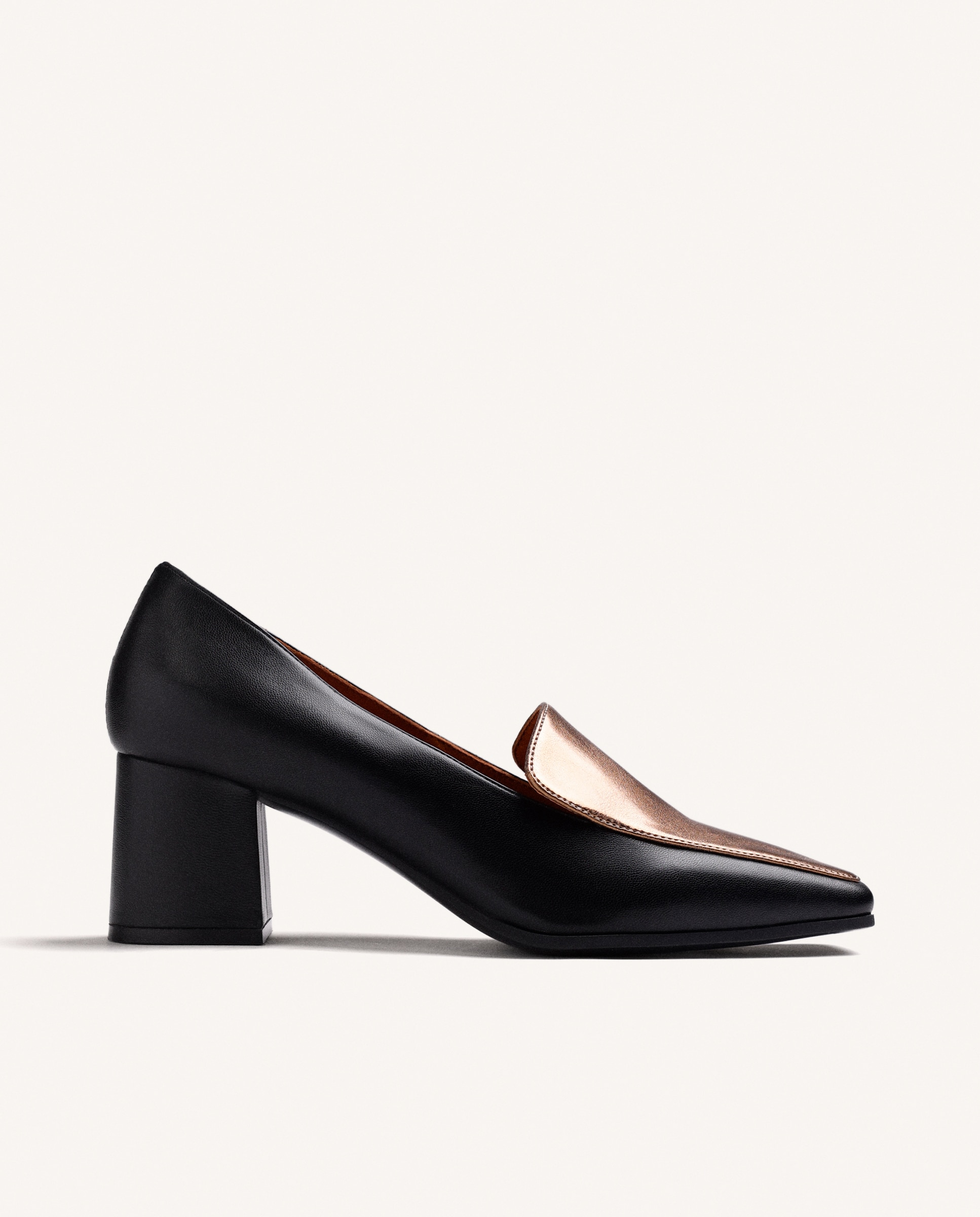 Imagen 0 de Zapatos de salón de mujer con empeine en contraste Negro