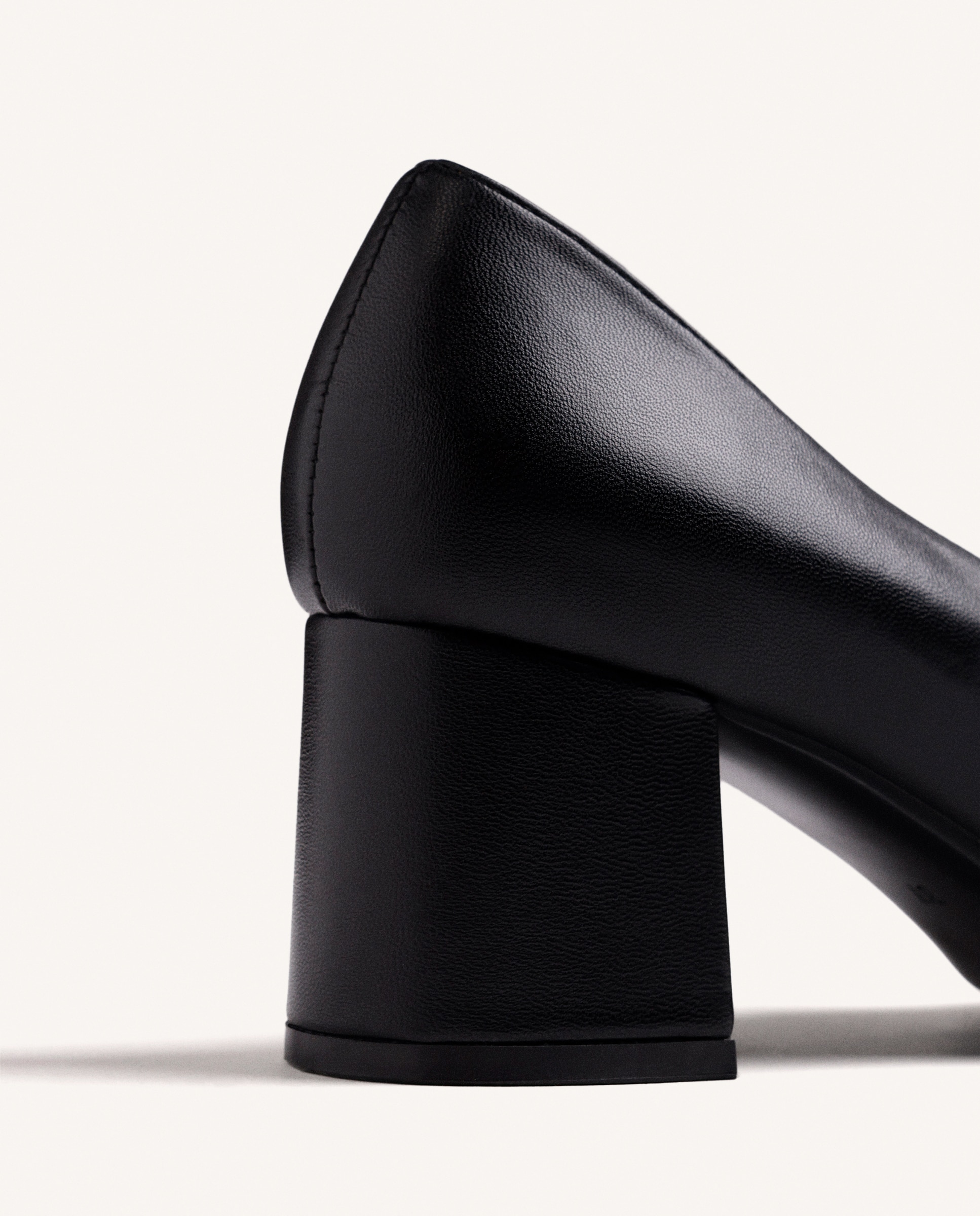 Zapatos de salón de mujer con empeine en contraste - Gioseppo - Negro Negro-4