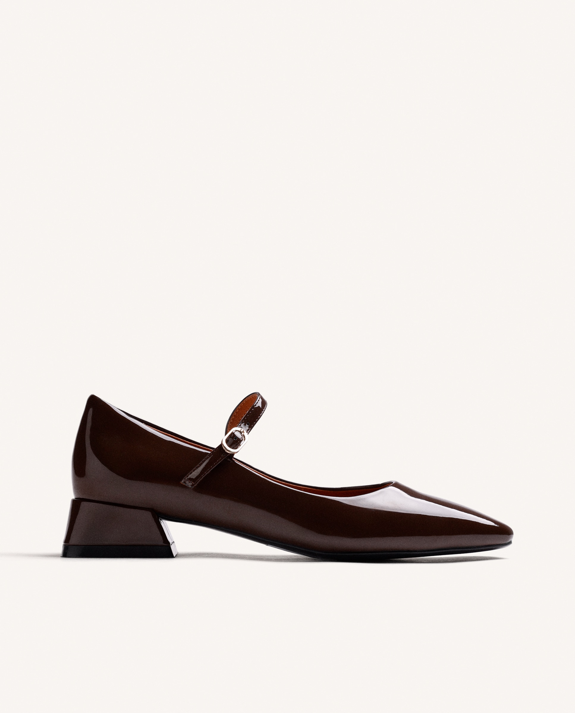 Imagen 0 de Zapatos de salón de mujer estilo mary-jane con acabado en efecto charol Marrón