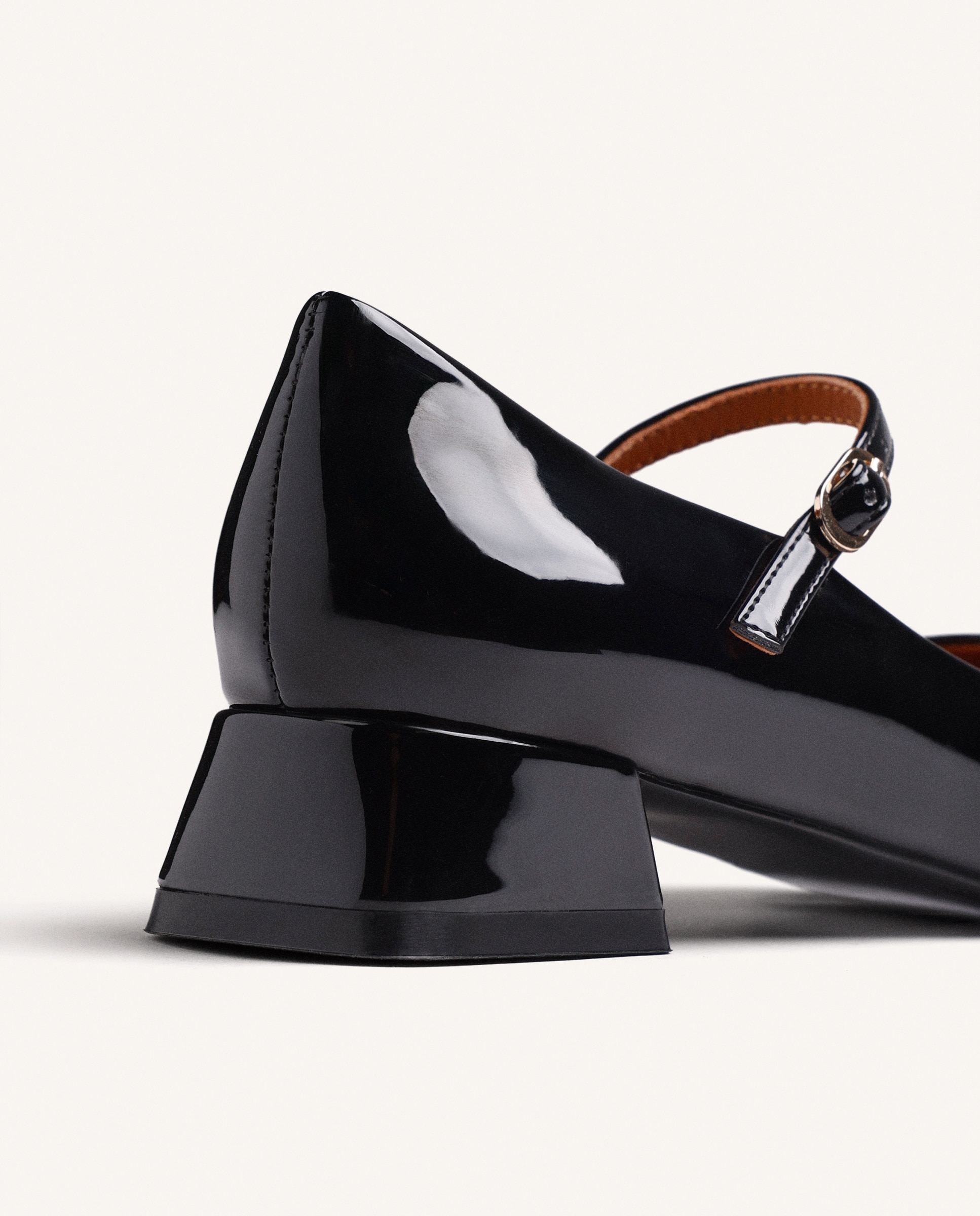 Zapatos de salón de mujer estilo mary-jane con acabado en efecto charol - Gioseppo - Negro Negro-4