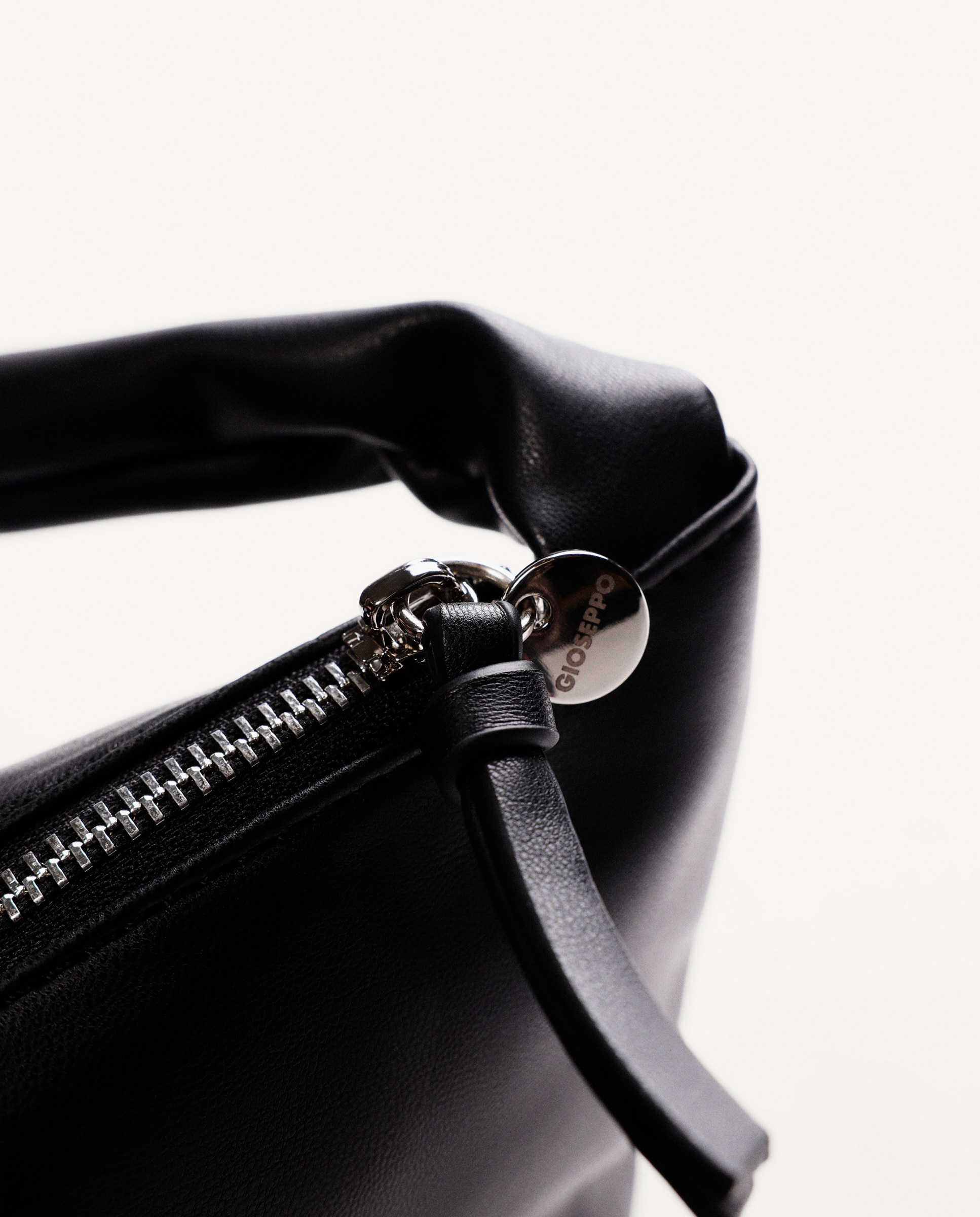 Bolso de hombro con detalle de nudo con cierre de cremallera - Gioseppo - Negro Negro-2