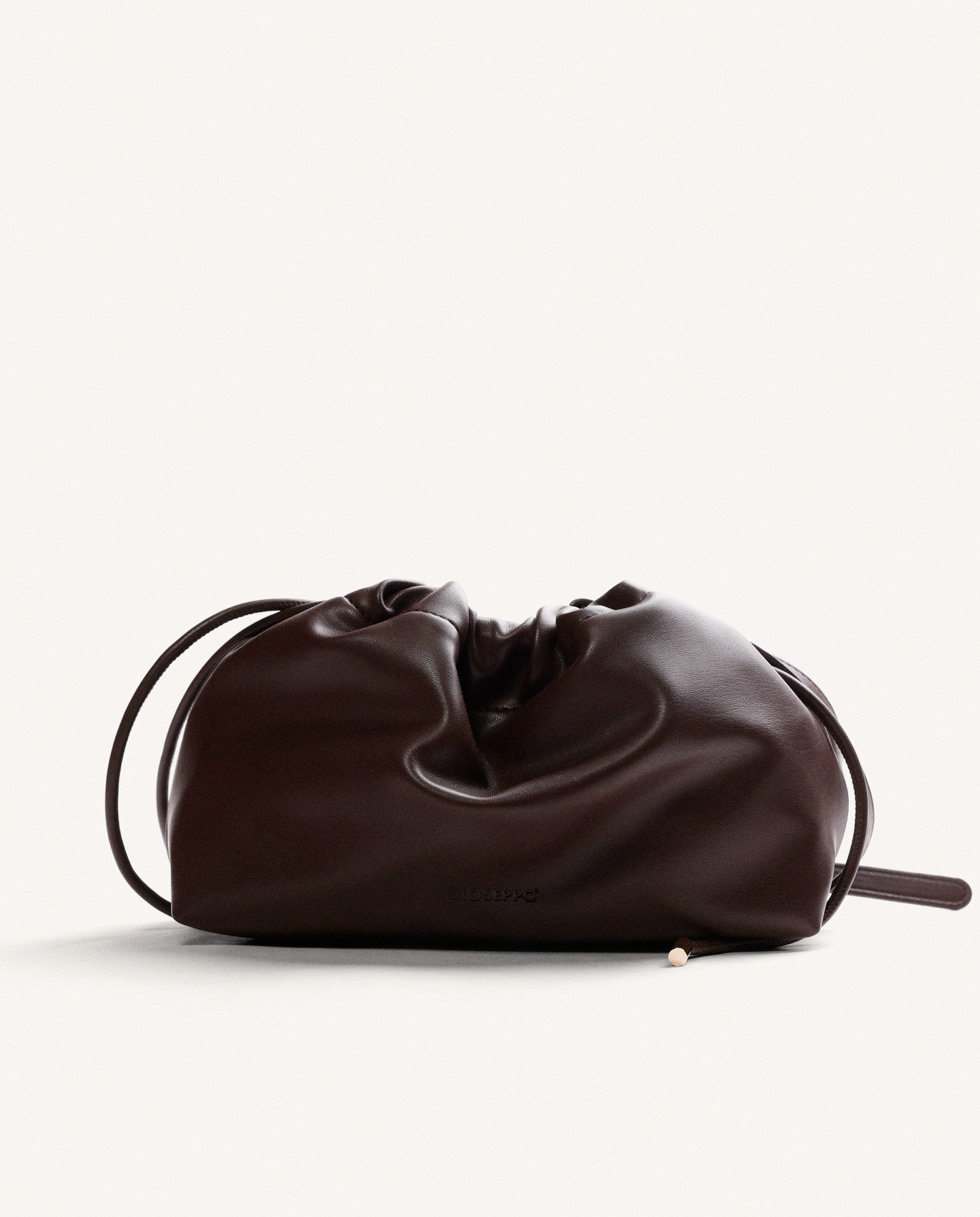 Imagen 0 de Bolso tipo bucket con cierre de cordón ajustable Choco