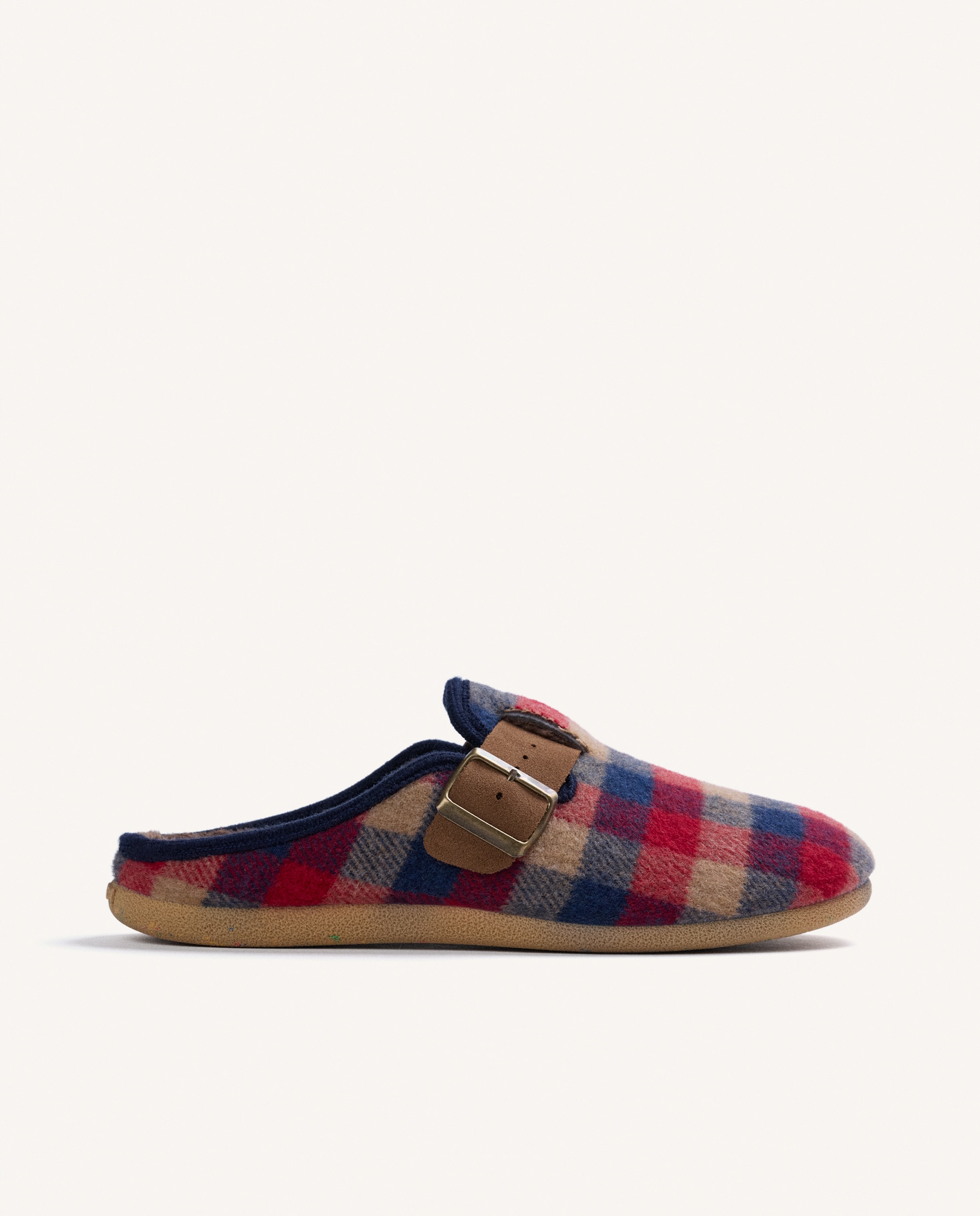 Imagen 0 de Zapatillas de casa de hombre tipo zuecos con estampado de cuadros y contraste de colores Marrón