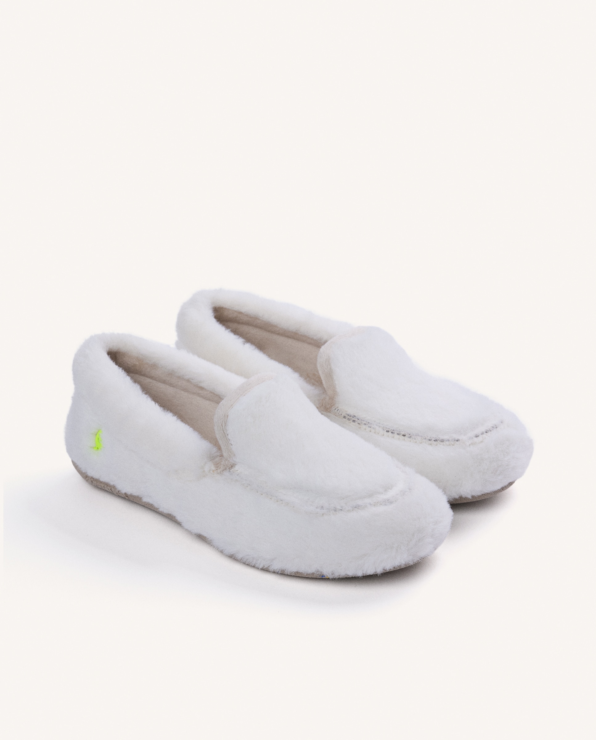 Imagen 3 de Zapatillas de casa de mujer tipo mocasines de pelo - Hot Potatoes - Blanco Blanco