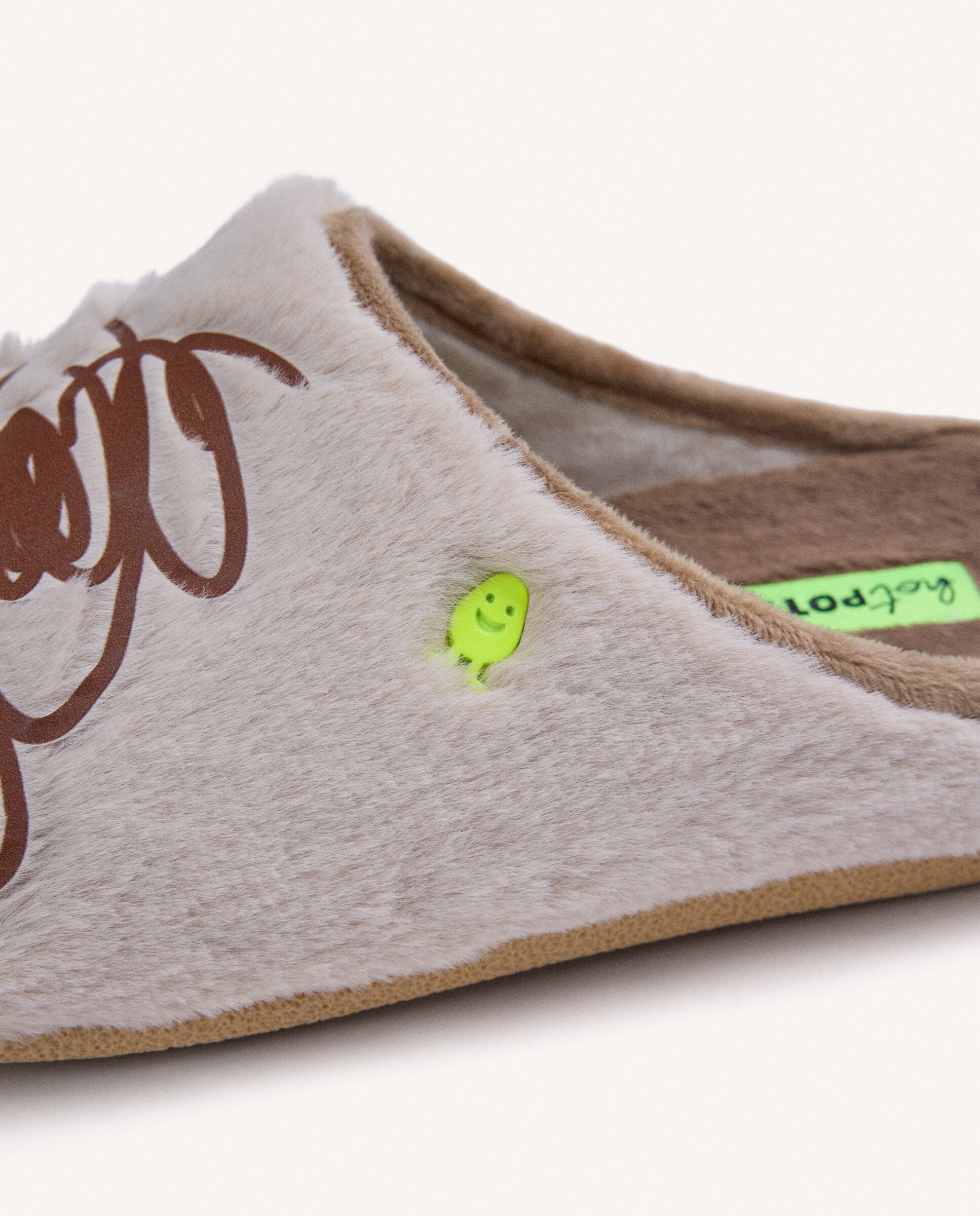 Imagen 4 de Zapatillas de casa de mujer de pelo con dibujo y texto - Hot Potatoes - Beige Beige