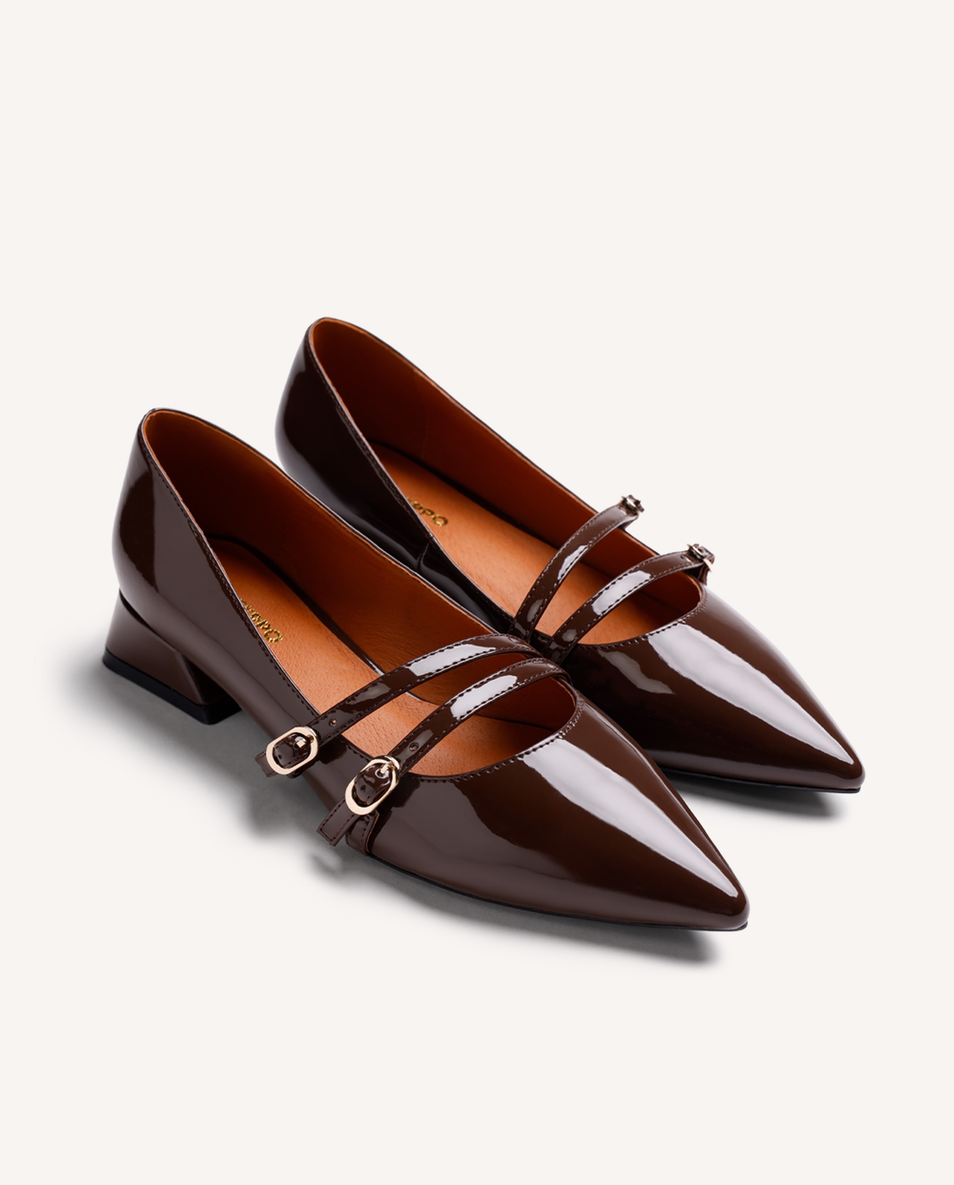Imagen 2 de Zapatos de salón de mujer con acabado en efecto charol con tiras - Marrón Marrón