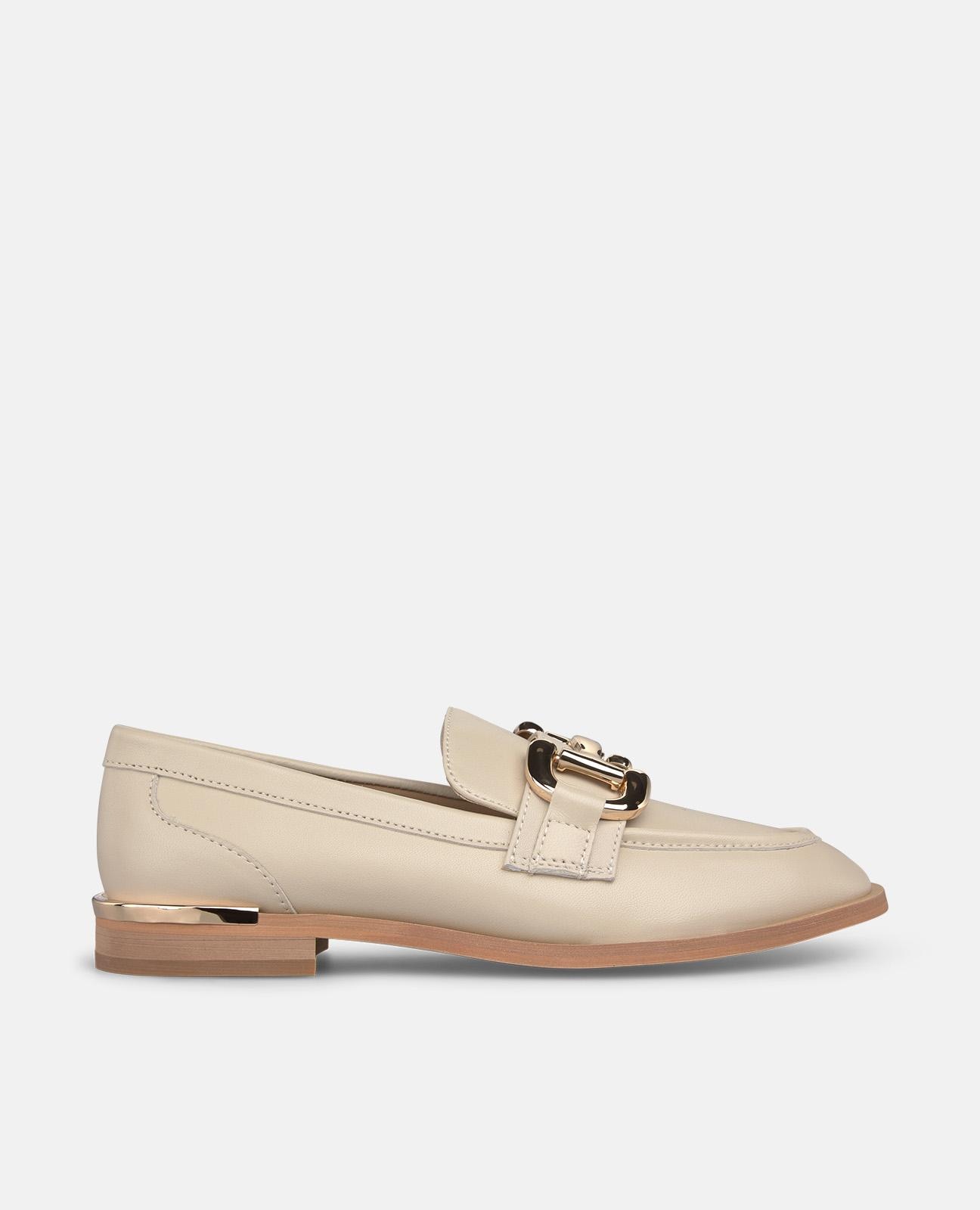 Alma en Pena - Mocasines planos de mujer con adorno frontal y detalle metálico en la parte del tacón.