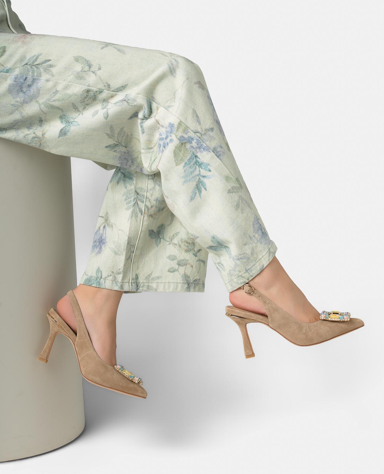 Zapatos de salón de mujer destalonados en piel con detalle joya frontal - Alma en Pena - Arena Arena-2