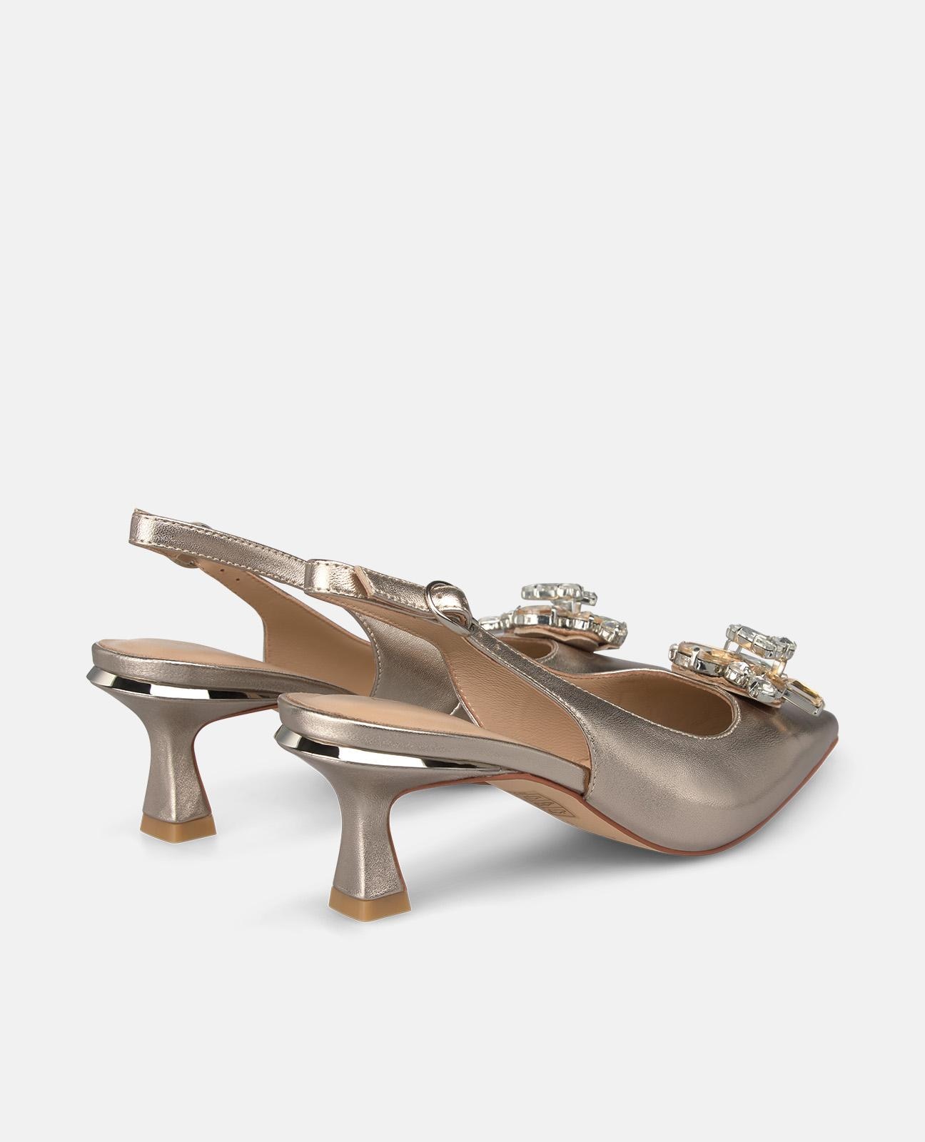 Zapatos de salón de mujer en piel destalonados efecto metalizado con detalle joya - Alma en Pena - Dorado Dorado-3