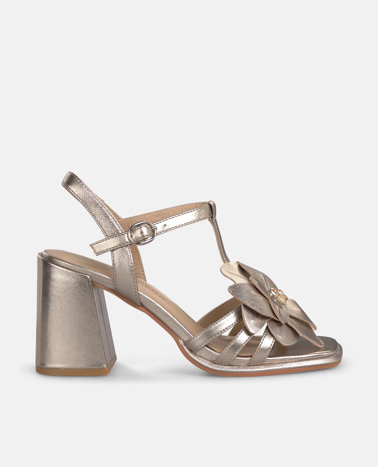 Alma en Pena - Sandalias de tacón de mujer en piel efecto metalizado con detalle flor.