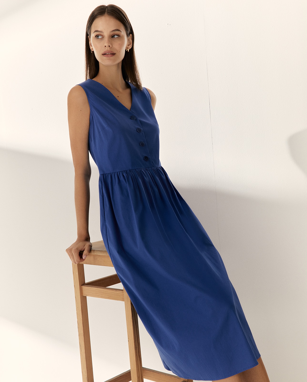 Paz Torras - Vestido midi sin mangas cuello pico.