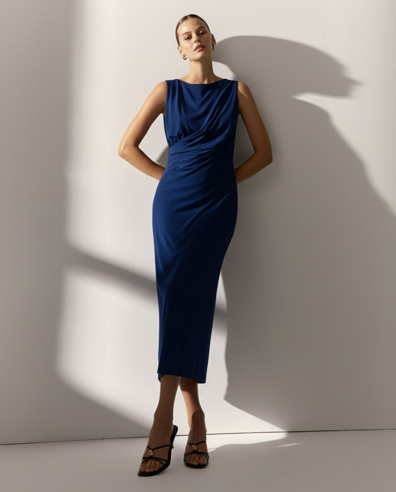 Paz Torras - Vestido midi de punto escote barca sin mangas.