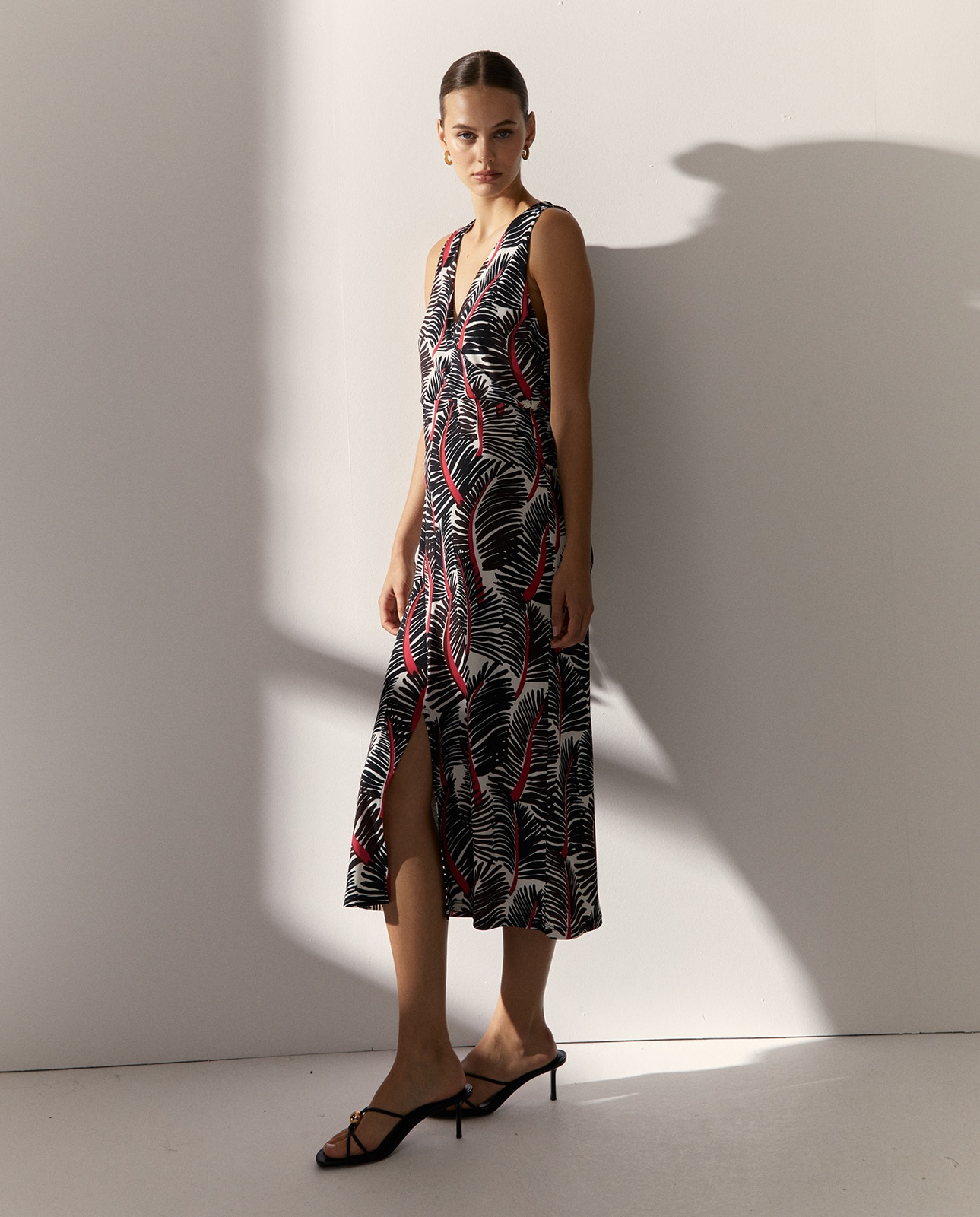 Paz Torras - Vestido midi punto estampado cuello pico sin mangas.