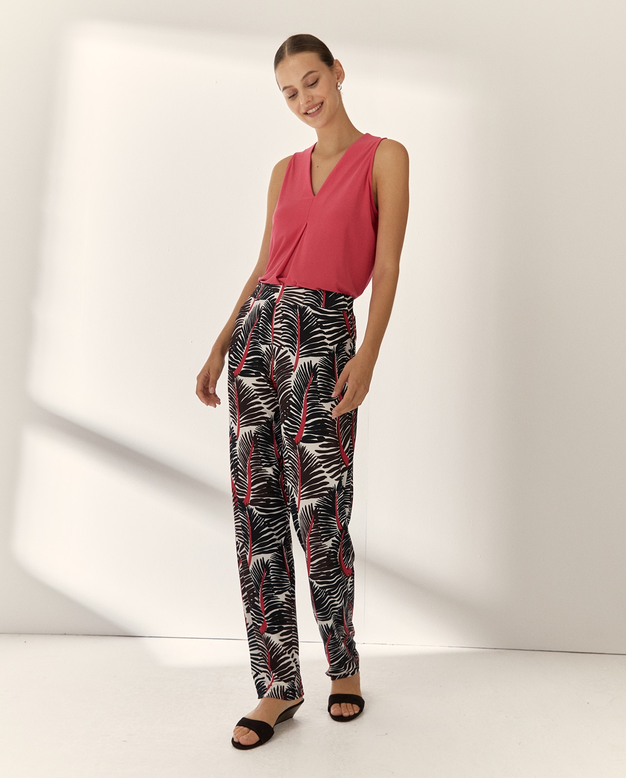Paz Torras - Pantalones rectos de mujer en estampado abstracto.