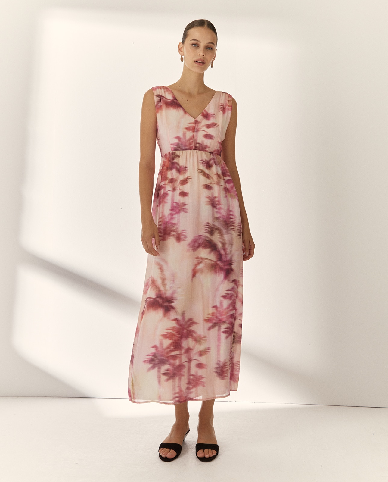 Paz Torras - Vestido largo estampado cuello pico sin mangas.
