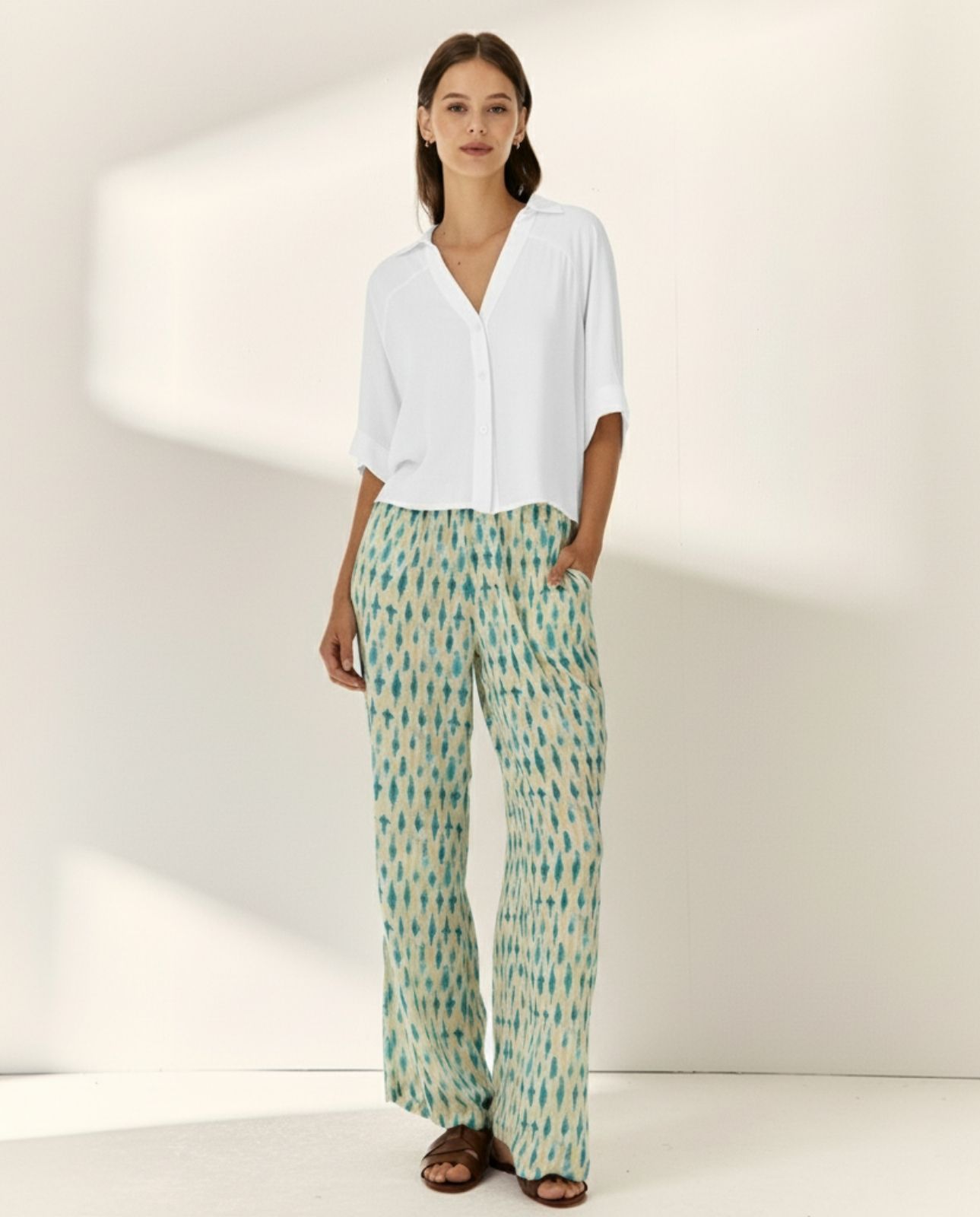 Paz Torras - Camisa de mujer manga corta cuello camisero en pico.
