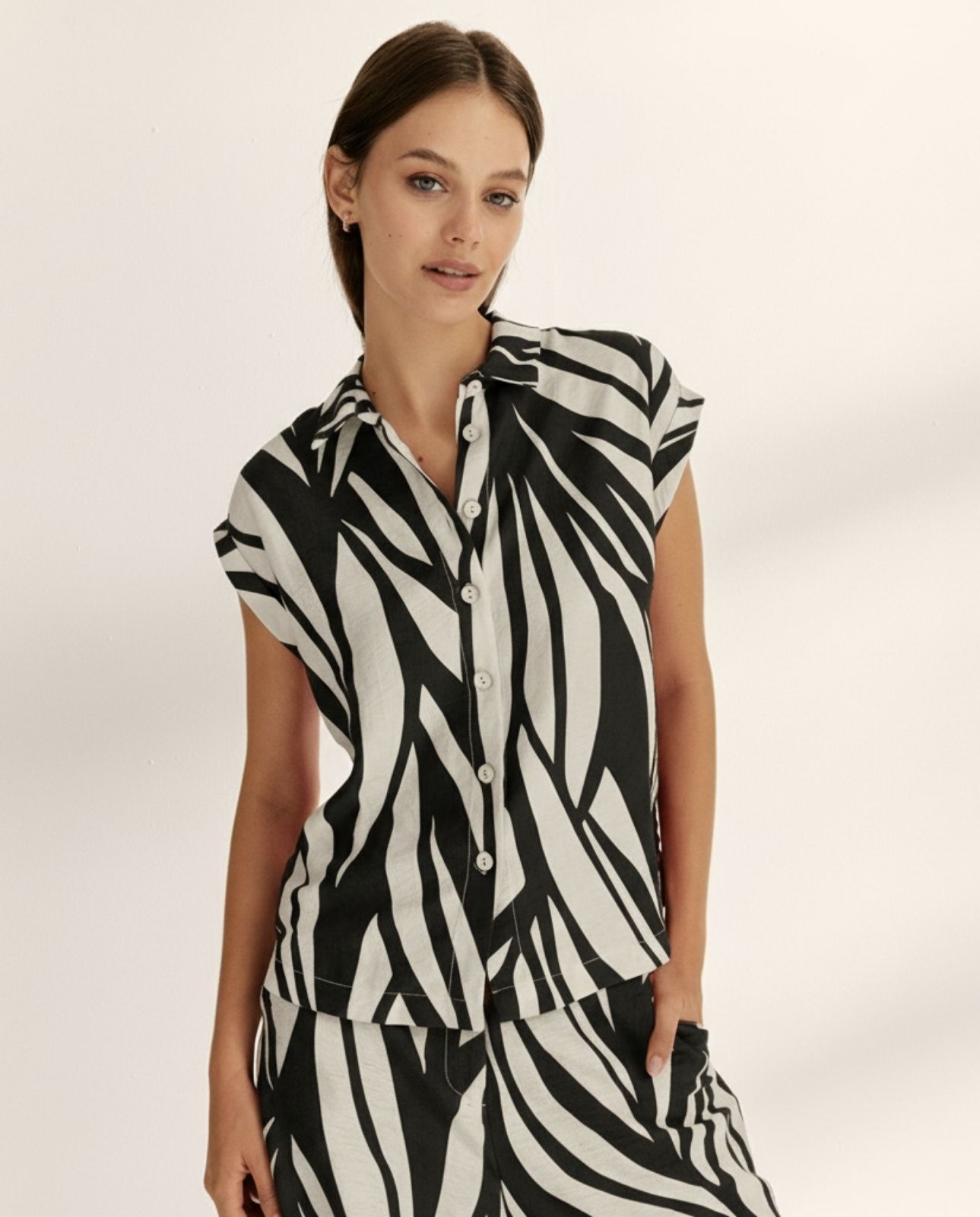 Camisa de mujer estampada cuello camisero - Paz Torras - Negro Negro-2