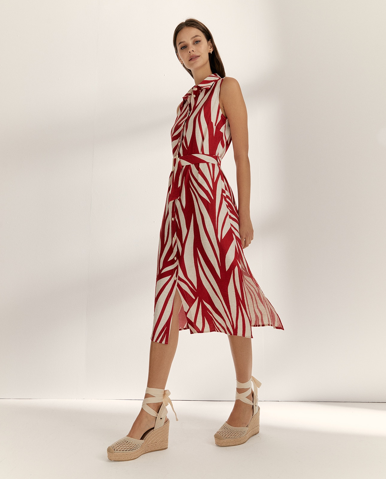 Paz Torras - Vestido midi camisero estampado sin mangas.