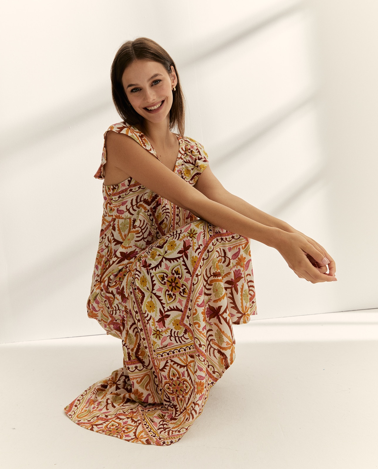 Paz Torras - Vestido largo estampado cuello pico tirante ancho.
