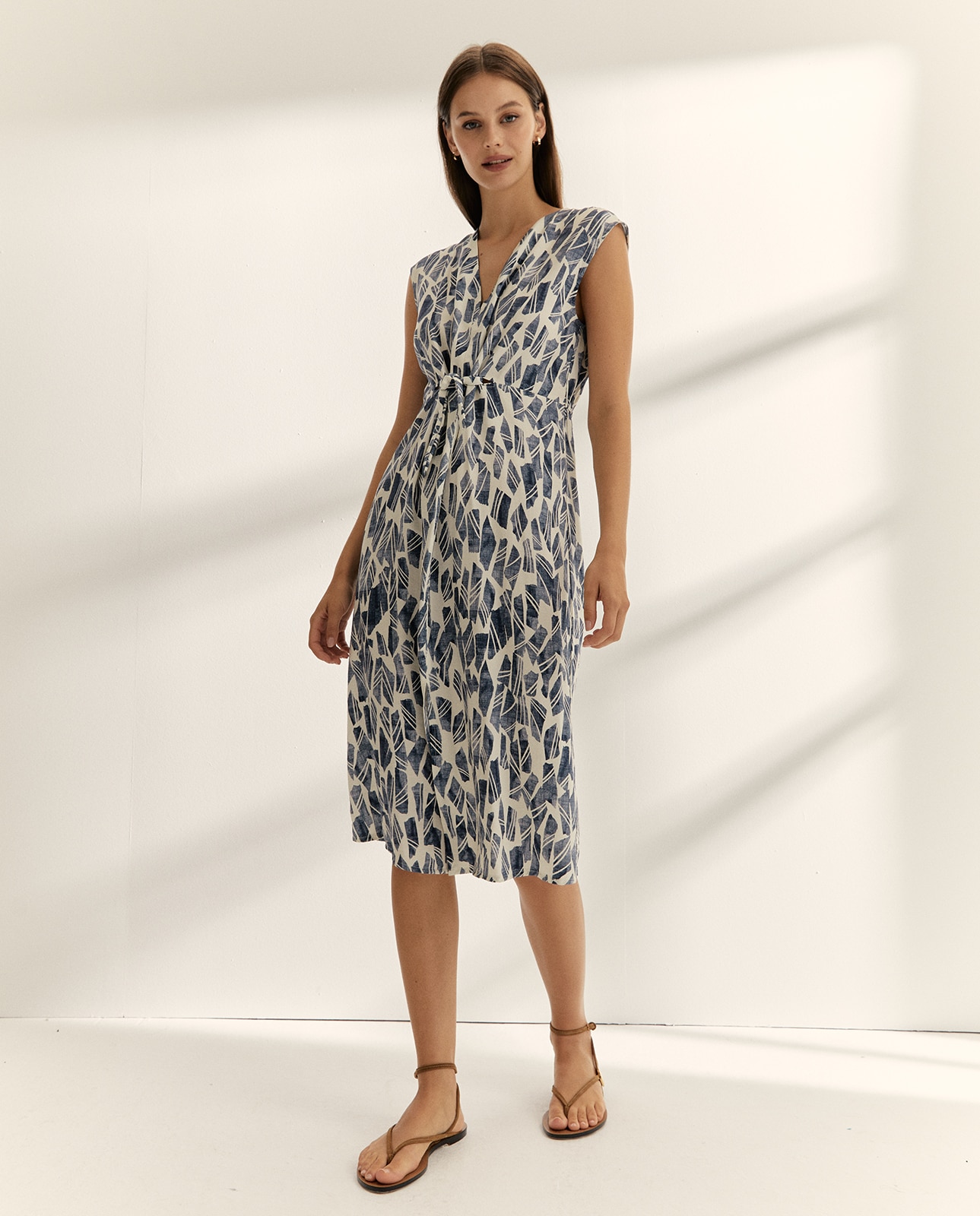 Paz Torras - Vestido midi estampado cuello pico sin mangas.