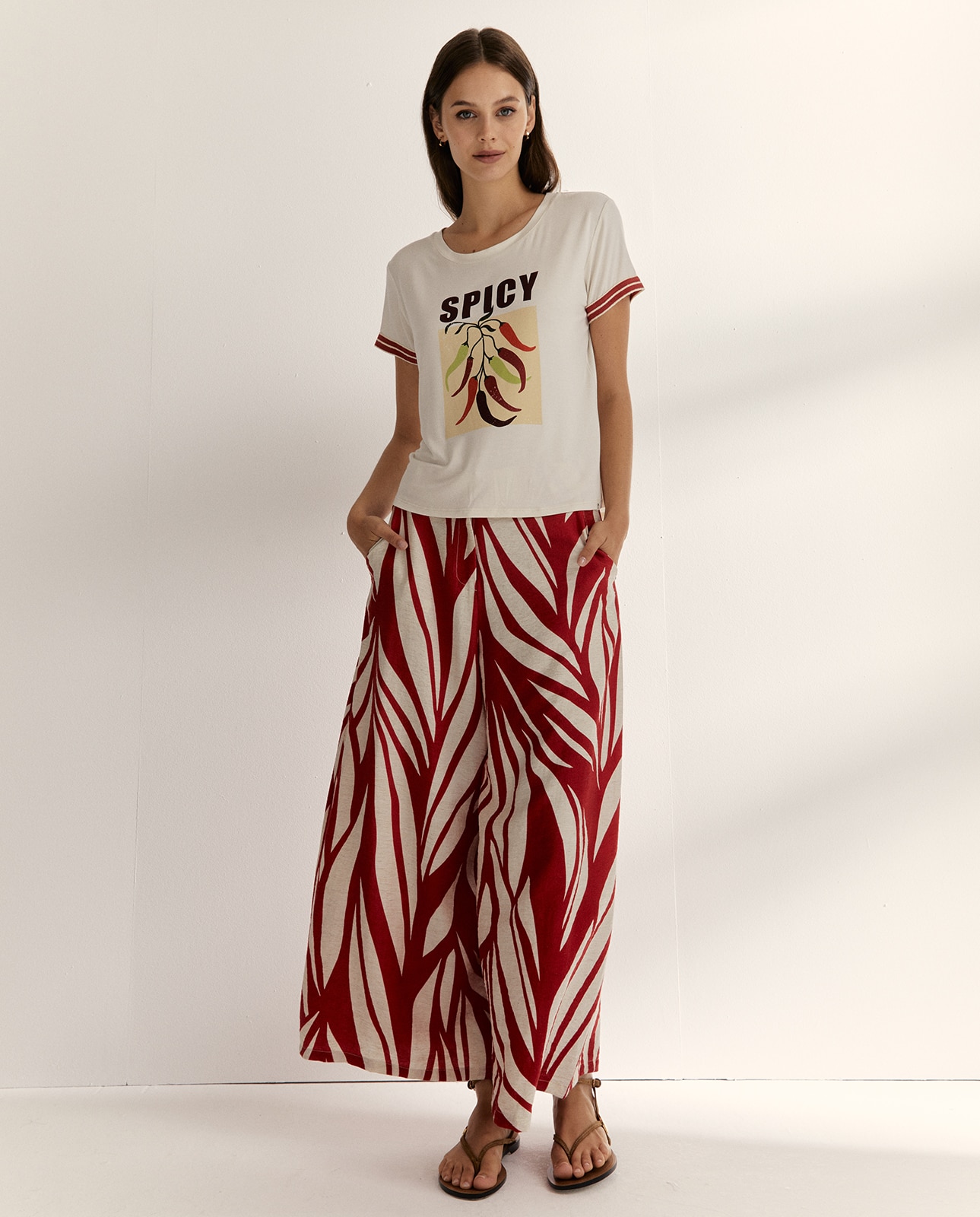 Paz Torras - Camiseta de mujer dibujo frontal cuello redondo.