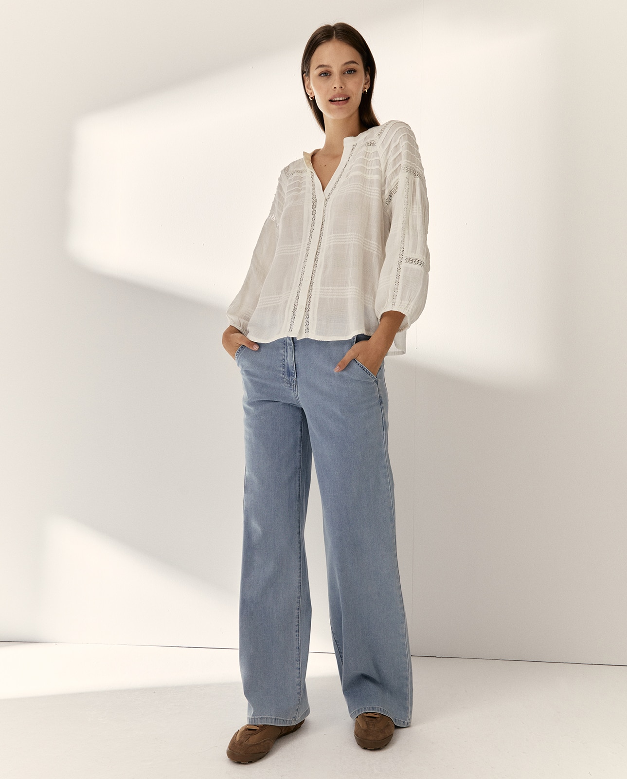 Paz Torras - Blusa de mujer cuello pico manga francesa.