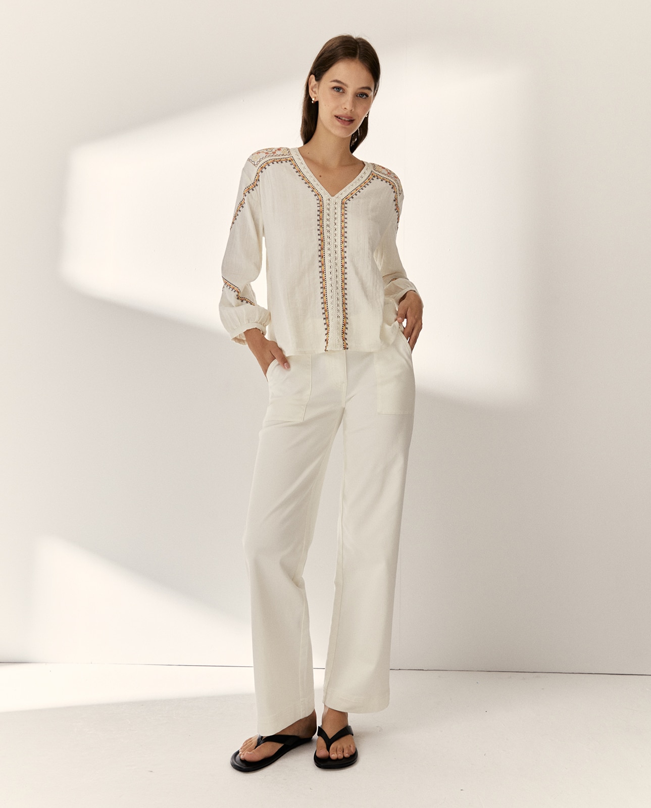 Paz Torras - Blusa de mujer bordada escote pico manga francesa.