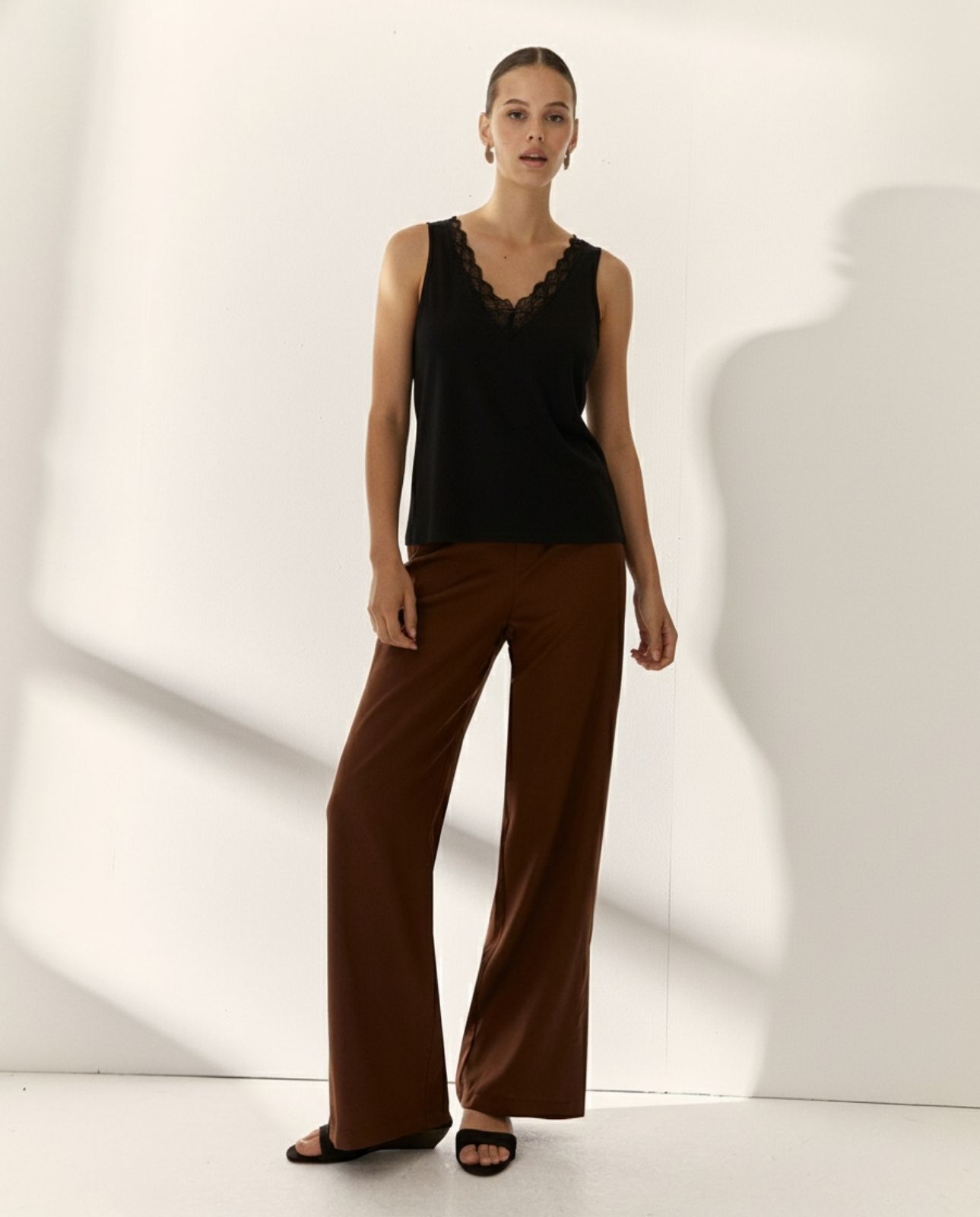 Paz Torras - Camiseta de mujer de tirante con encaje cuello pico.