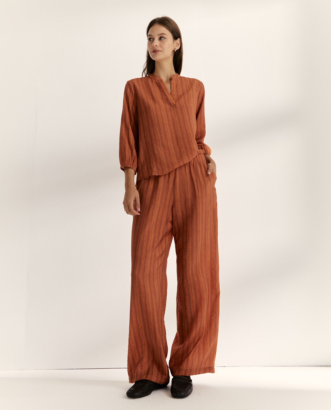 Paz Torras - Blusa de mujer estampado raya cuello mao forma pico.