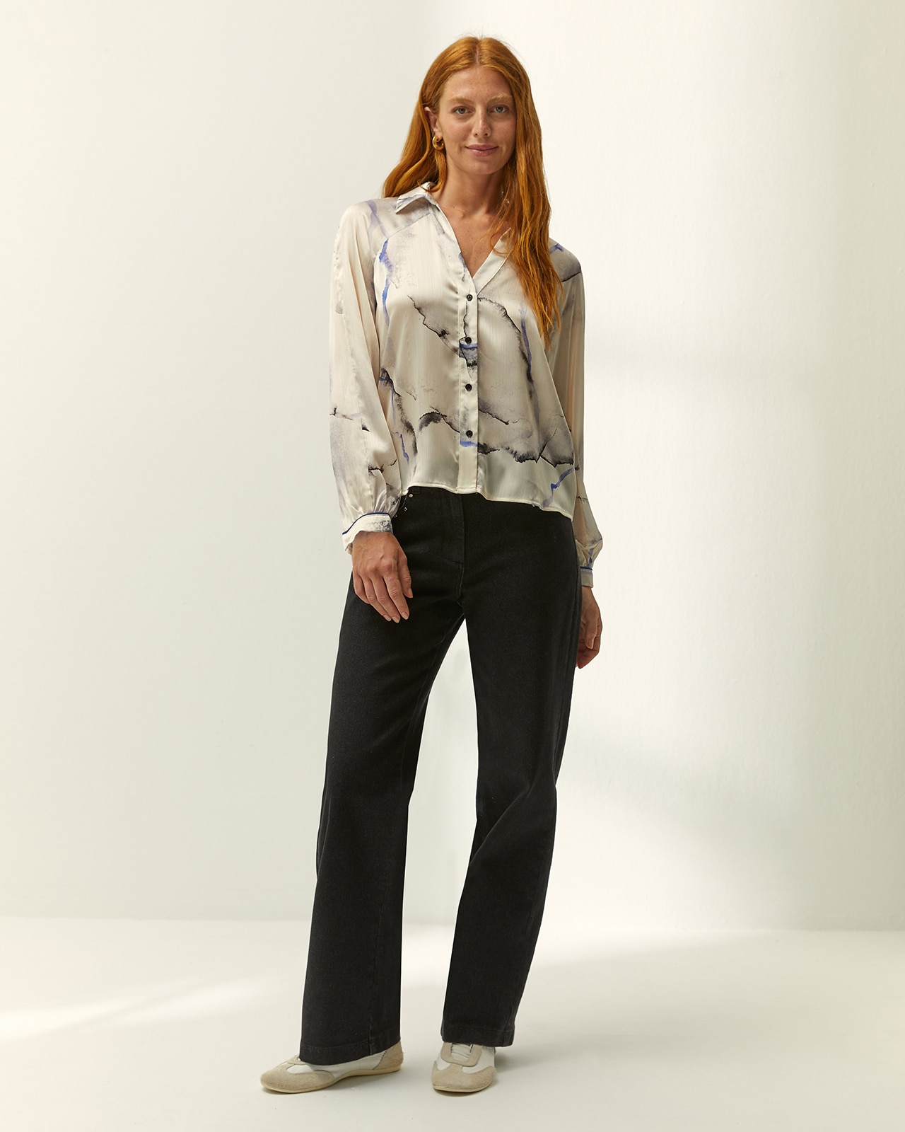 Imagen 0 de Camisa de mujer estampada escote en pico Azul