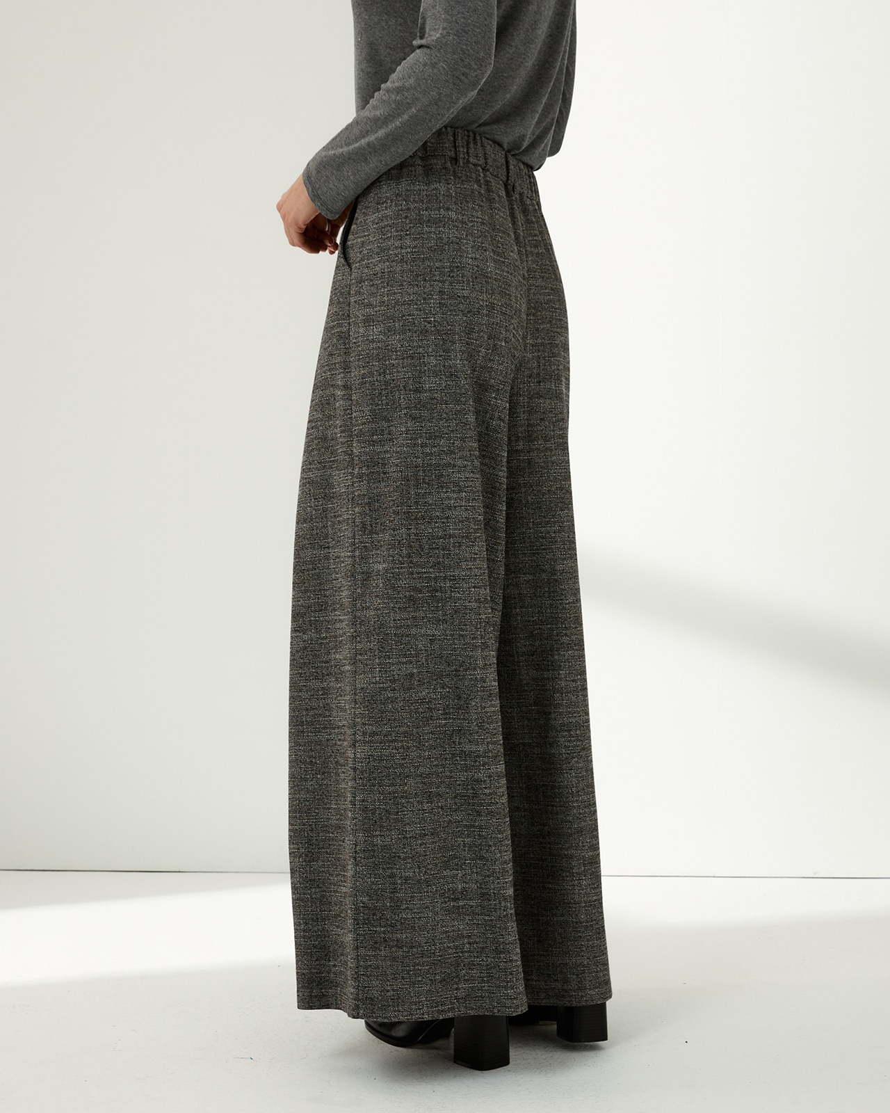 Pantalón ancho de mujer con pinzas cintura elástica - Paz Torras - Gris Gris-3