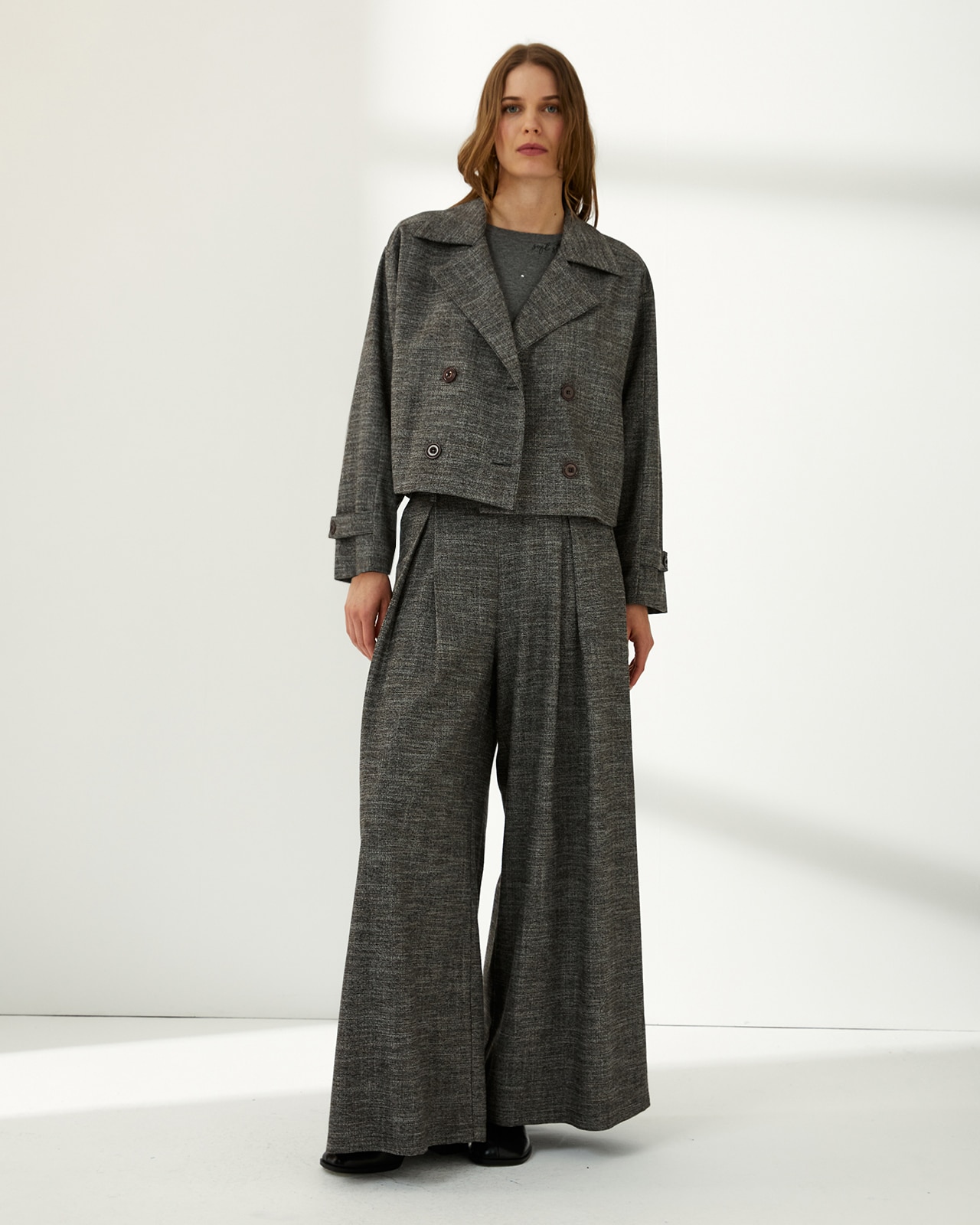 Imagen 0 de Pantalón ancho de mujer con pinzas cintura elástica Gris
