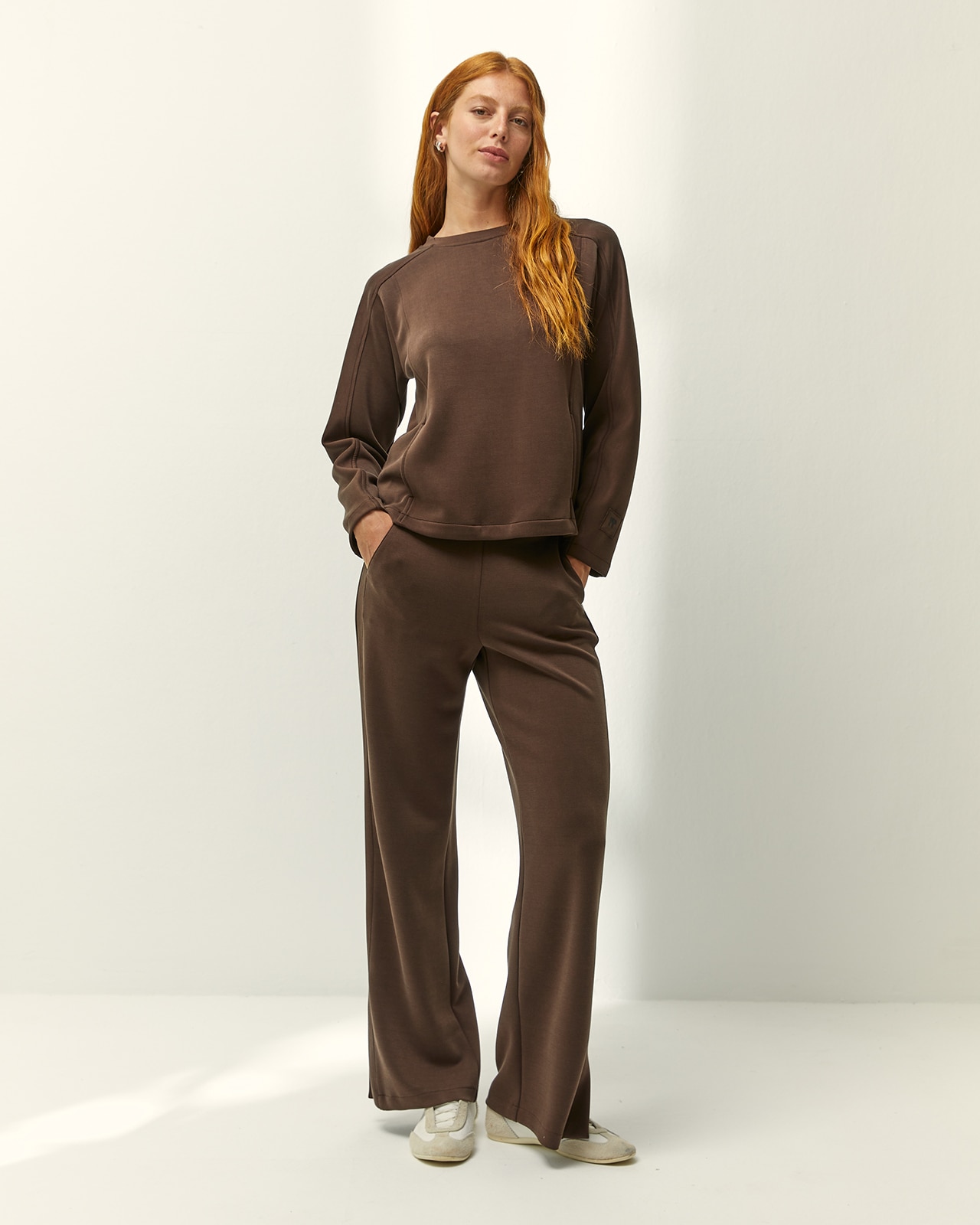Sudadera de mujer cuello redondo y bolsillos - Paz Torras - Marrón oscuro Marrón oscuro-1
