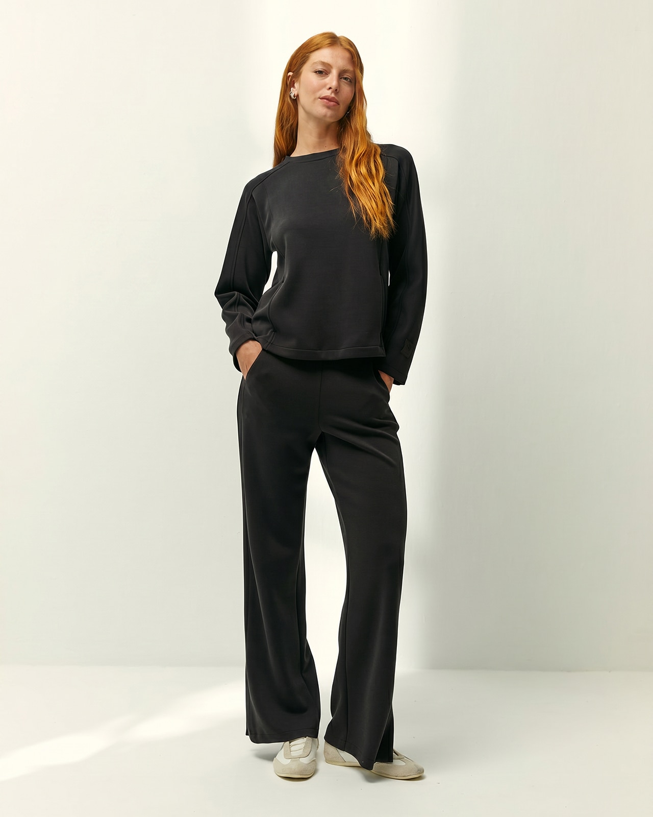 Sudadera de mujer cuello redondo y bolsillos - Paz Torras - Negro Negro-1