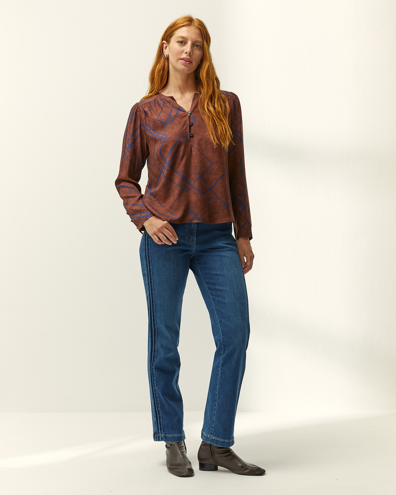 Imagen 0 de Blusa de mujer estampada cuello redondo forma pico Marrón